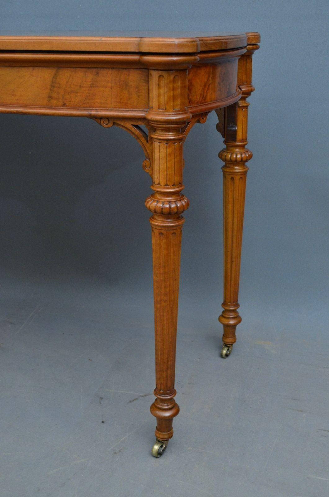 Table victorienne en ronce de noyer en vente 1