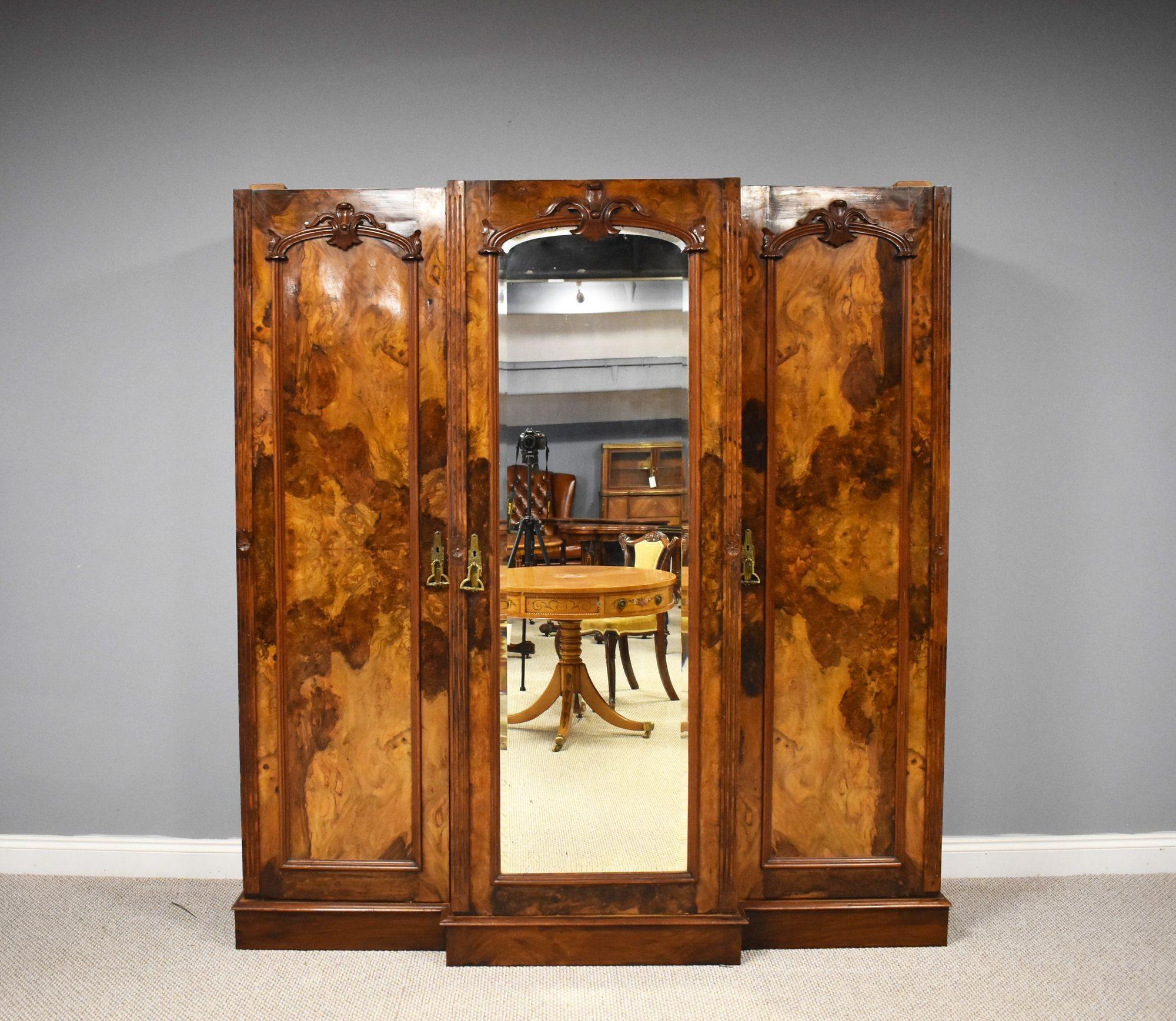 Victorian Burr Walnut Wardrobe In Good Condition In Chelmsford, Essex