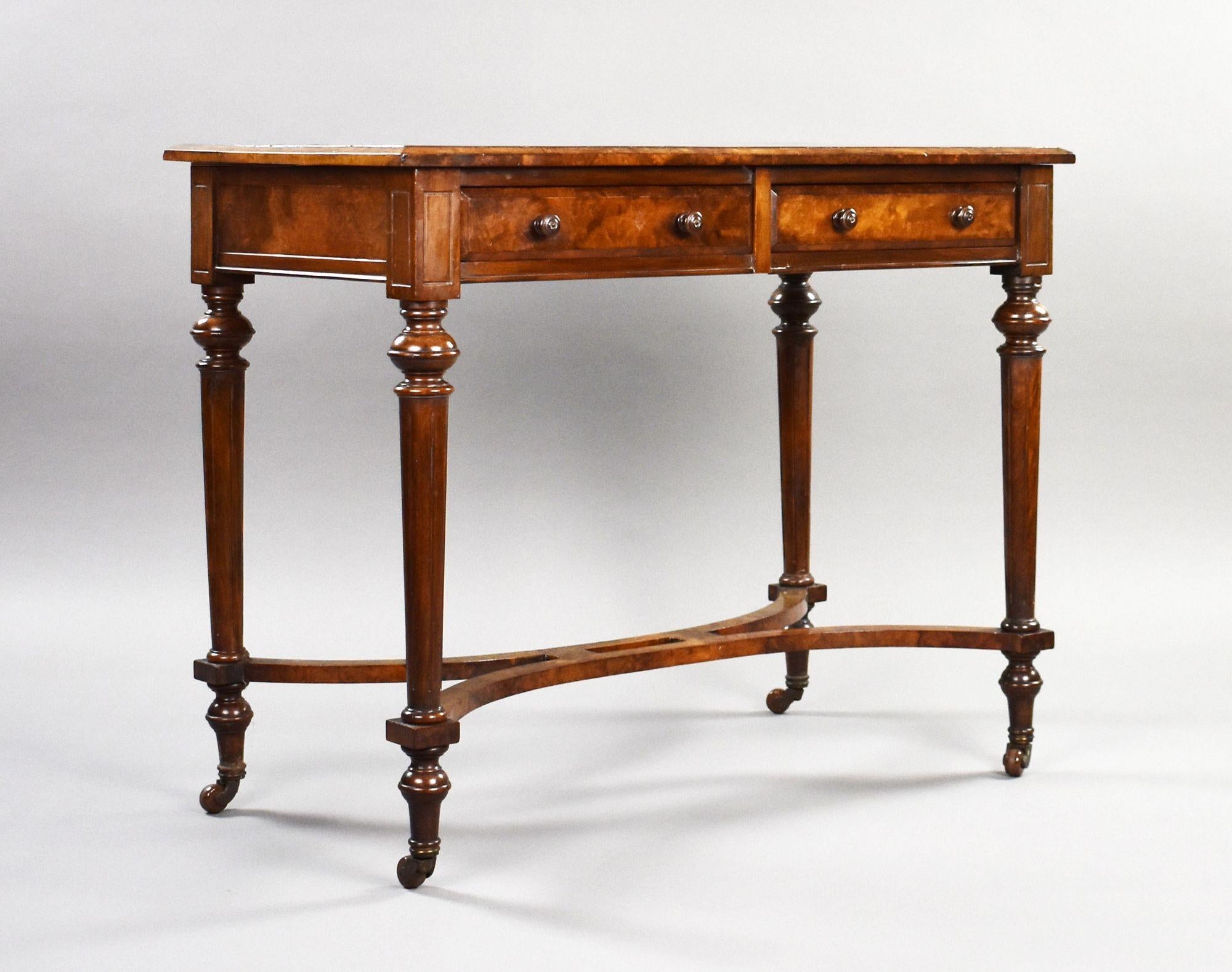 Mesa de escritorio victoriana de nogal rebabas
Código del artículo: 1367
Atractiva mesa de escritorio victoriana de nogal con rebabas de cuidadas proporciones, c.1870. La encimera rectangular presenta una superficie de nogal con rebabas de buen