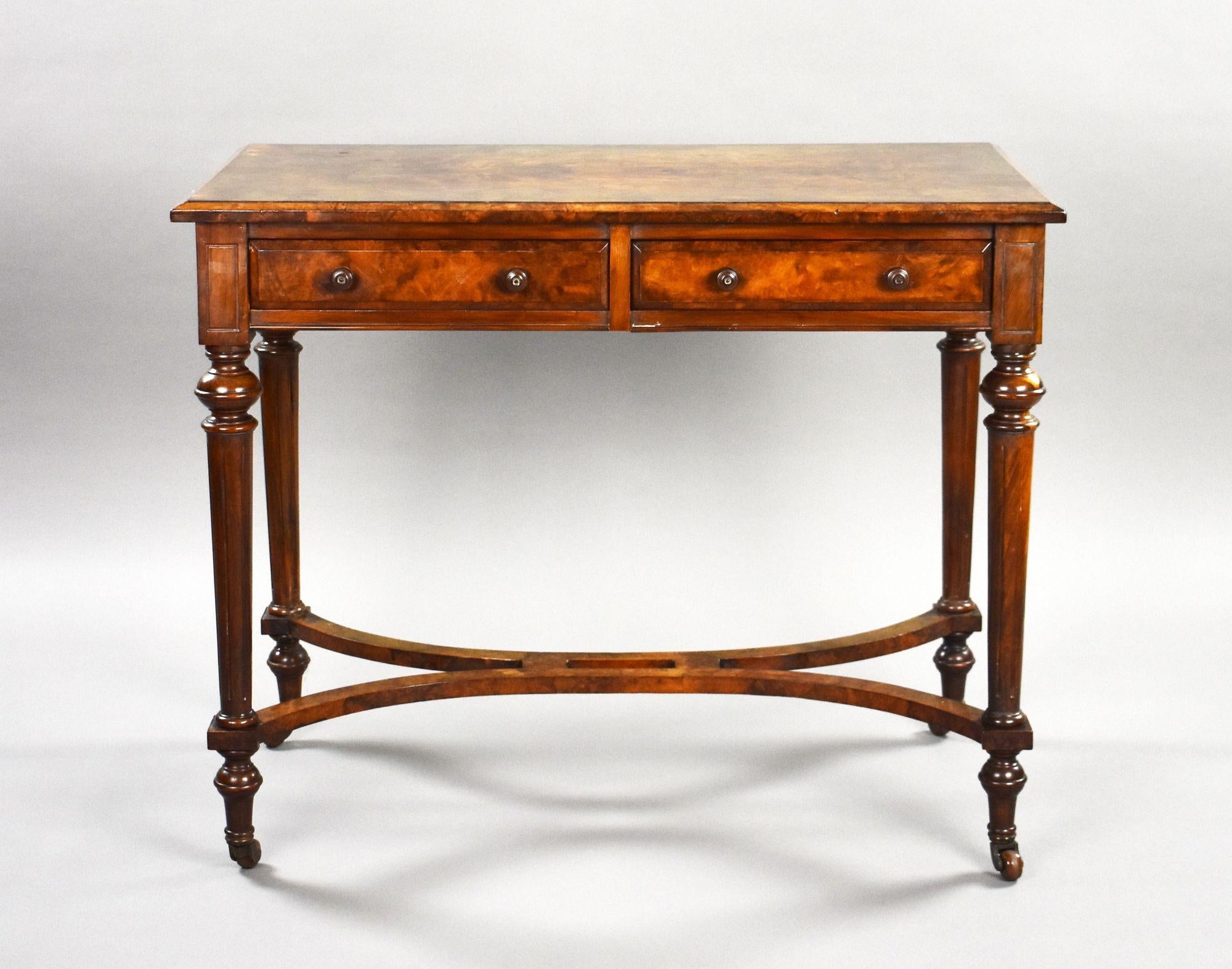 Mesa de escritorio victoriana de nogal rebabas Inglés en venta