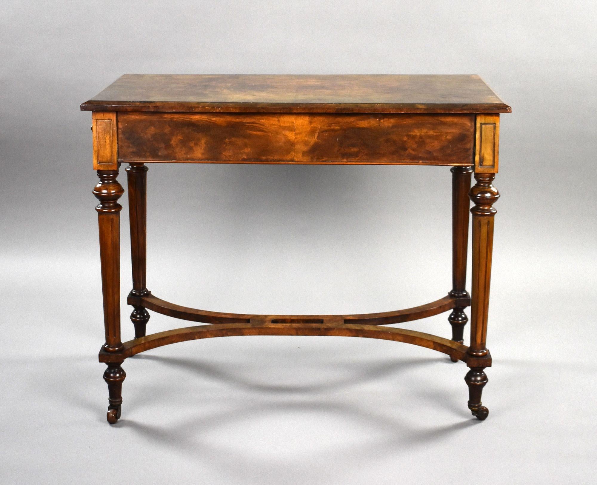 Mesa de escritorio victoriana de nogal rebabas siglo XIX en venta