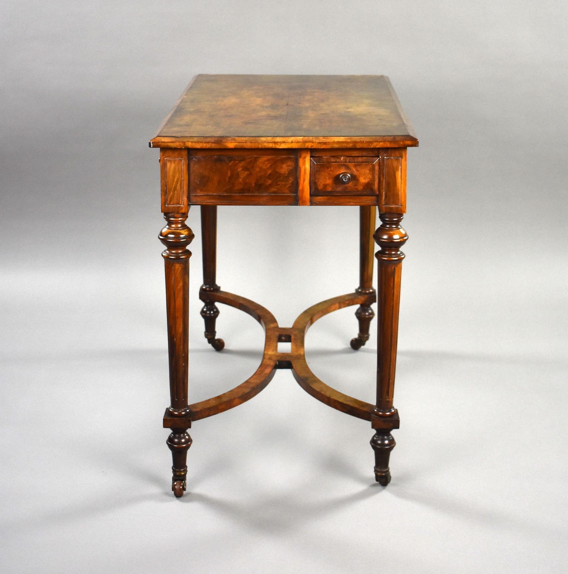 Mesa de escritorio victoriana de nogal rebabas Nogal en venta