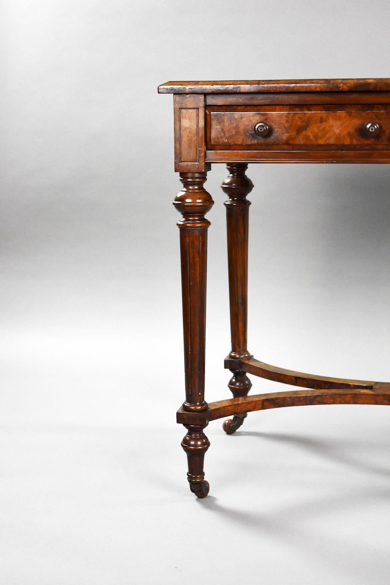 Mesa de escritorio victoriana de nogal rebabas en venta 2