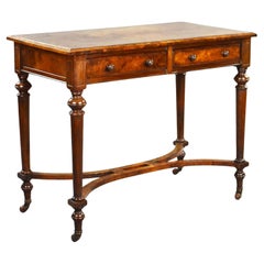 Mesa de escritorio victoriana de nogal rebabas