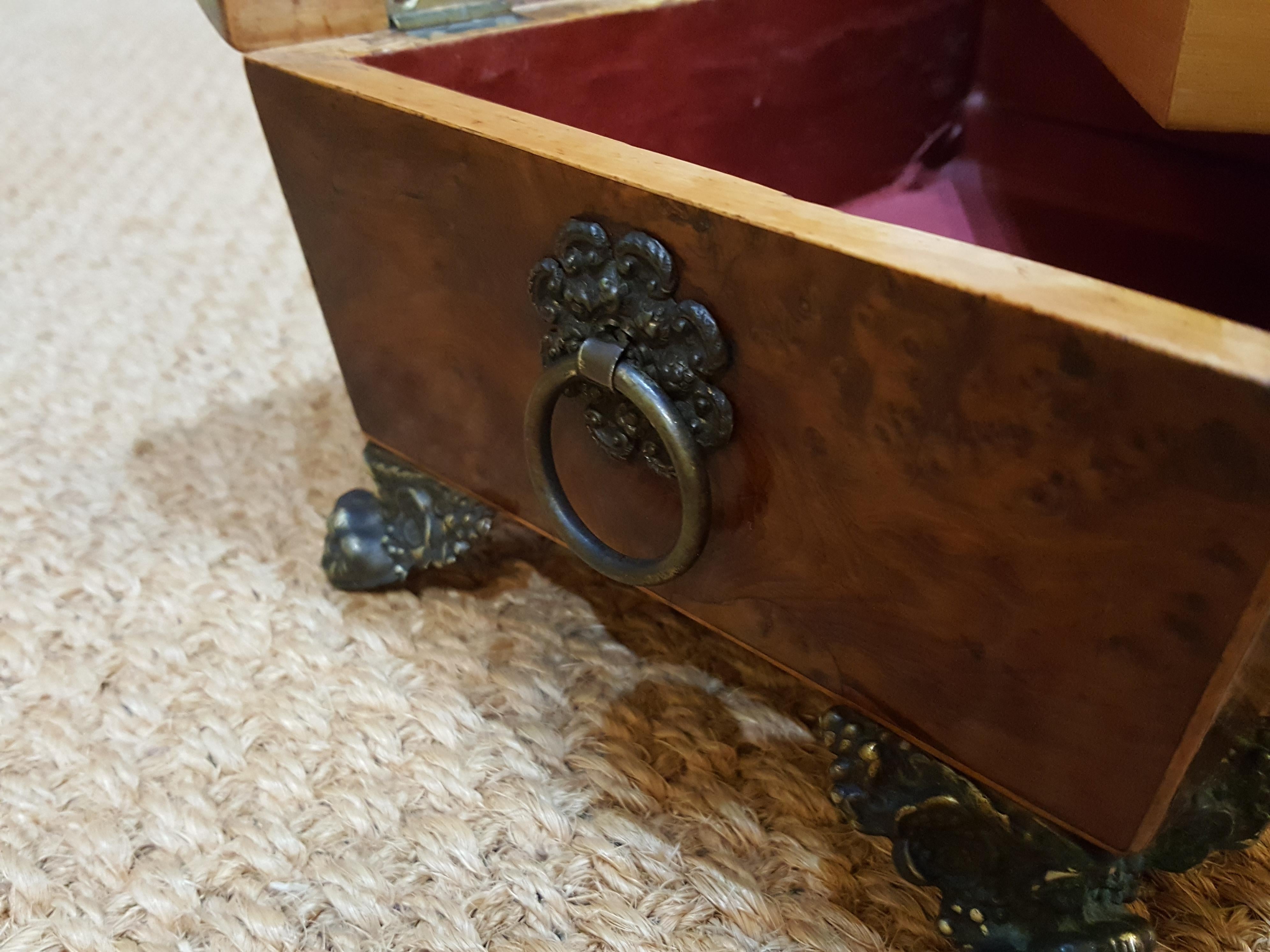 Victorian Burr Yew Jewelry Box In Good Condition In Altrincham, Cheshire