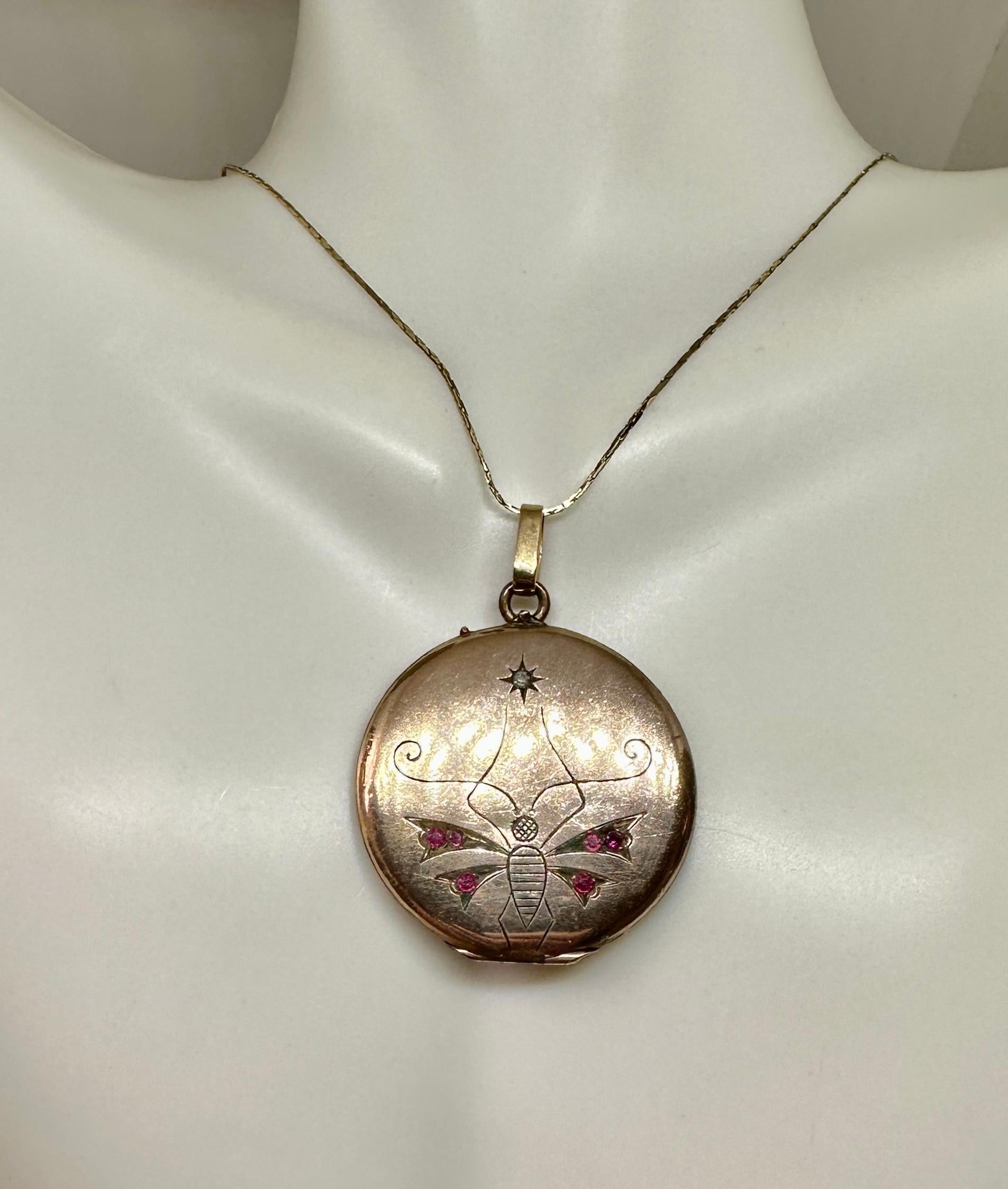 Voici un magnifique pendentif Belle Epoque - Victorien en grenat de Bohème avec un fabuleux motif de papillon et d'insecte sur le devant.  L'insecte papillon a des ailes serties de grenats et une pierre en pâte dans l'étoile au sommet.  Il est très