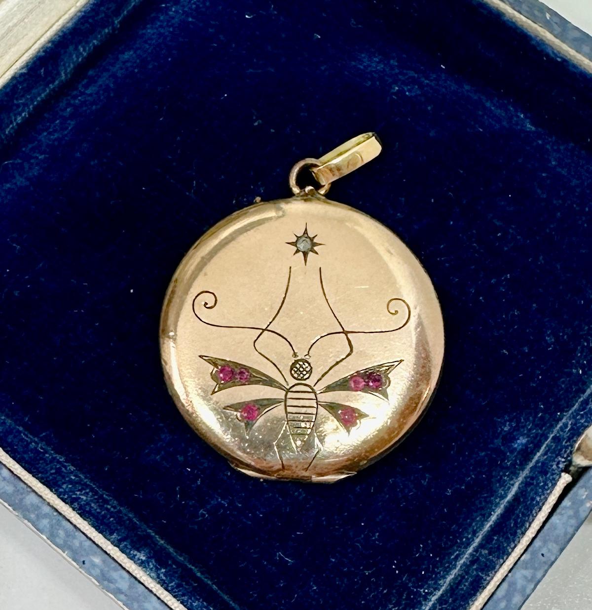 Collier pendentif papillon insecte bohème grenat Belle Epoque Bon état - En vente à New York, NY