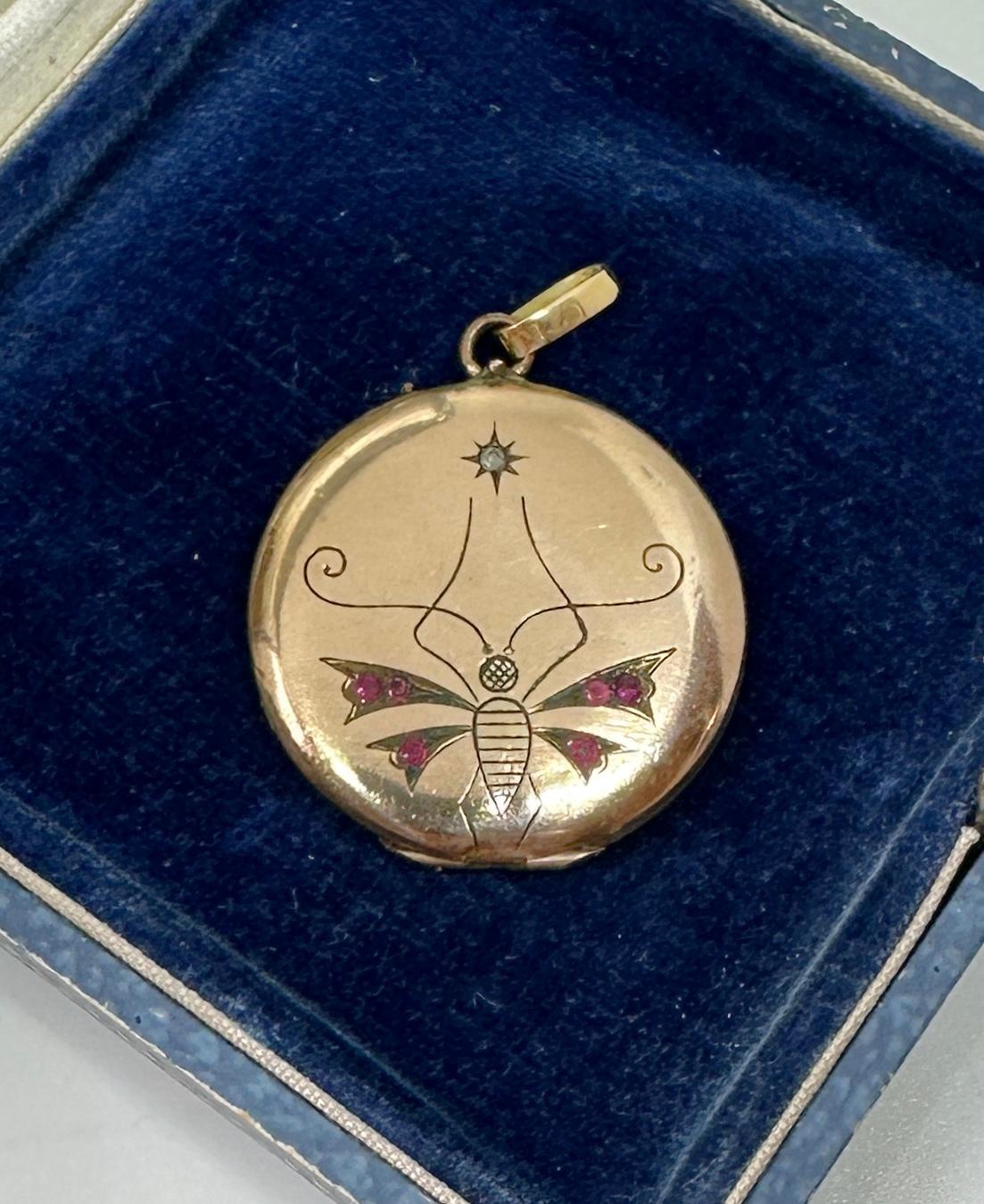 Collier pendentif papillon insecte bohème grenat Belle Epoque en vente 2