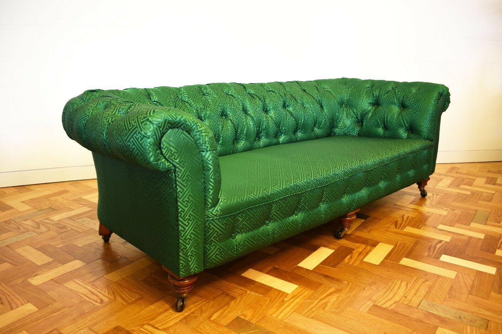 Victorian button back Chesterfield with mahogony legs, upholstered in green silk

Set upon mahogony legs with brass castors, this classic Victoria chesterfield sofa design has been reimagined through its newly upholstered green geometric silk