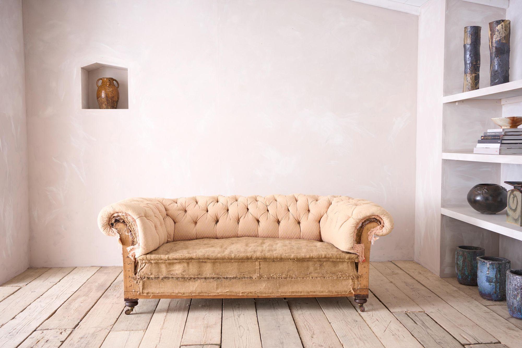 Viktorianisches Chesterfield-Sofa mit geknöpfter Rückenlehne im Zustand „Gut“ im Angebot in Malton, GB