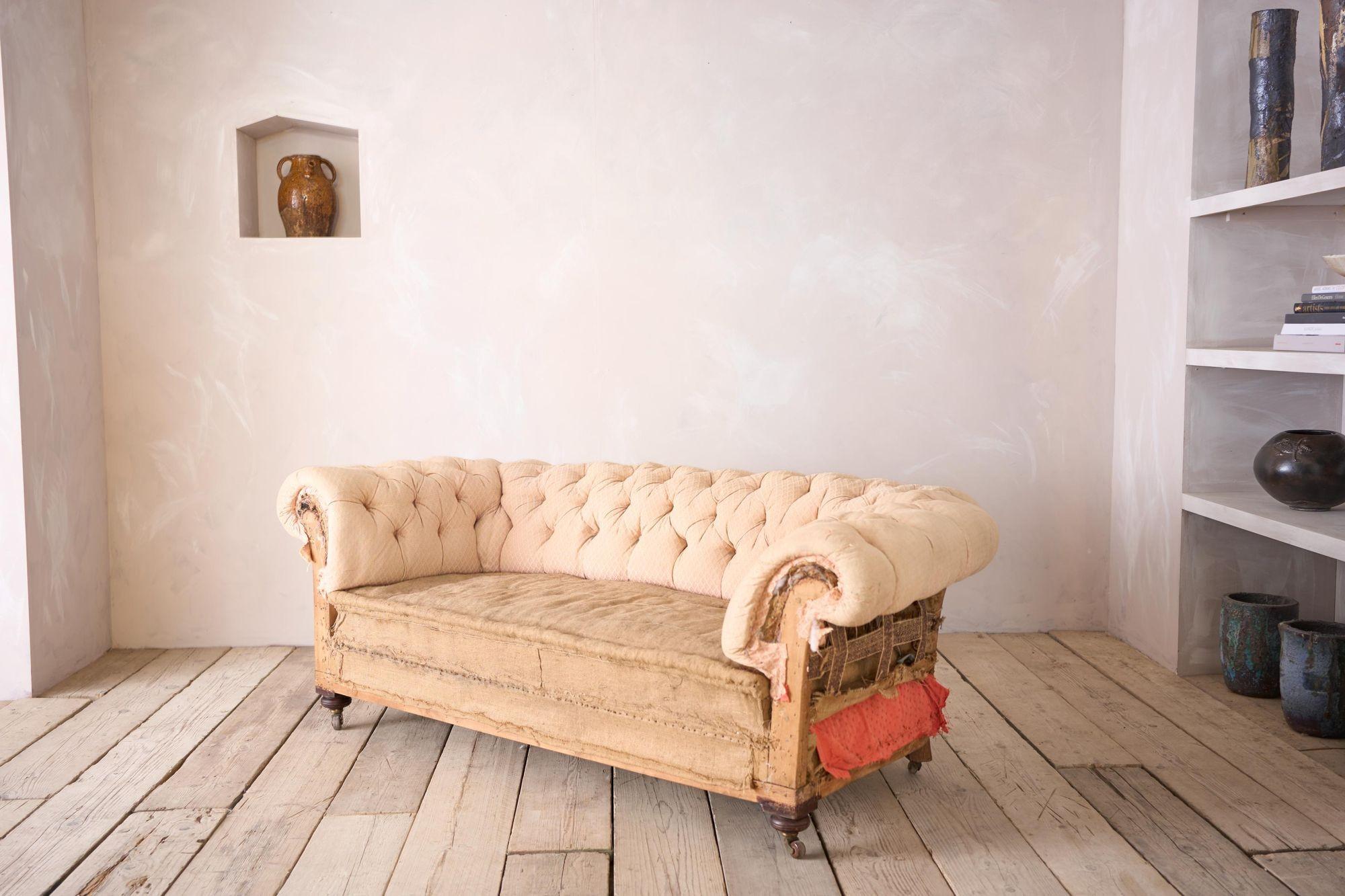 19th Century Victorian buttoned back chesterfield sofa For Sale