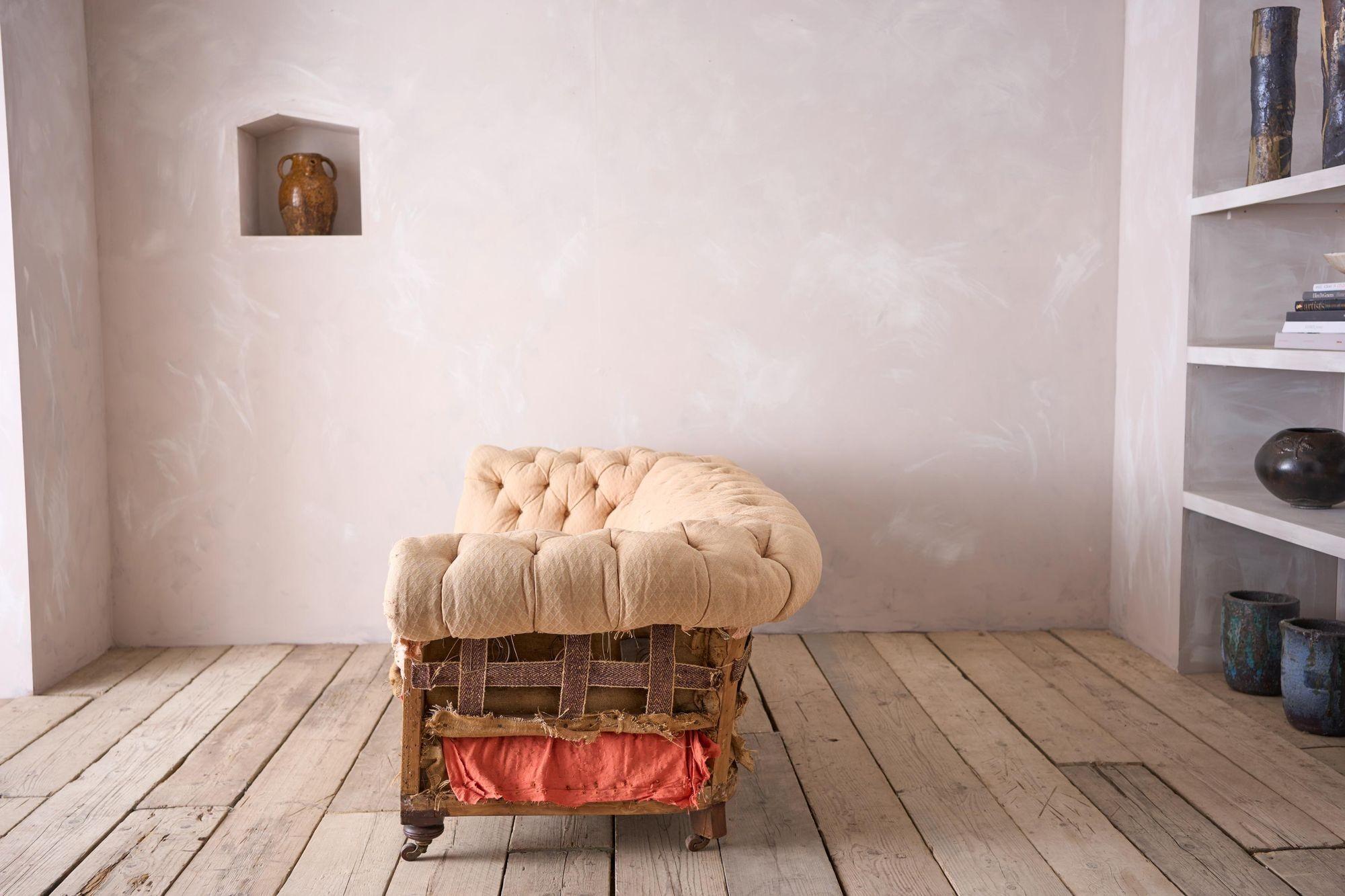 Viktorianisches Chesterfield-Sofa mit geknöpfter Rückenlehne (Buchenholz) im Angebot