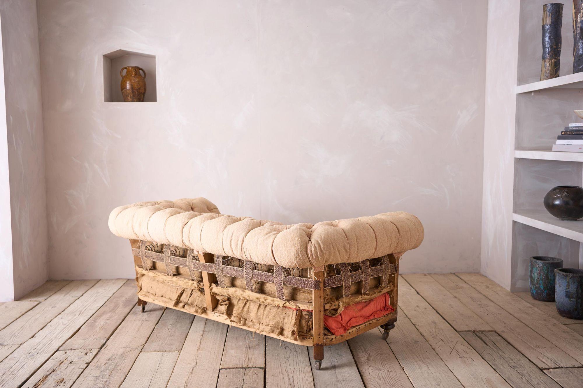 Viktorianisches Chesterfield-Sofa mit geknöpfter Rückenlehne im Angebot 1