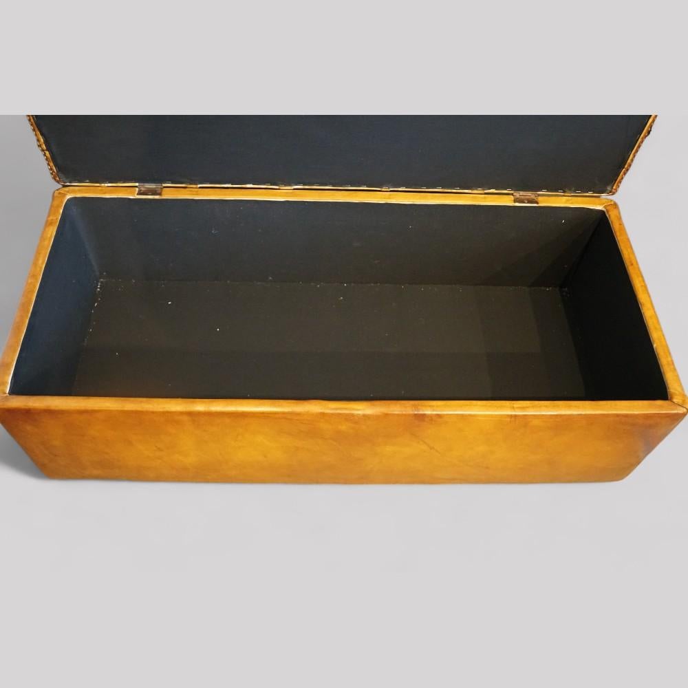 Victorian buttoned leather Ottoman In Good Condition In Salisbury, GB