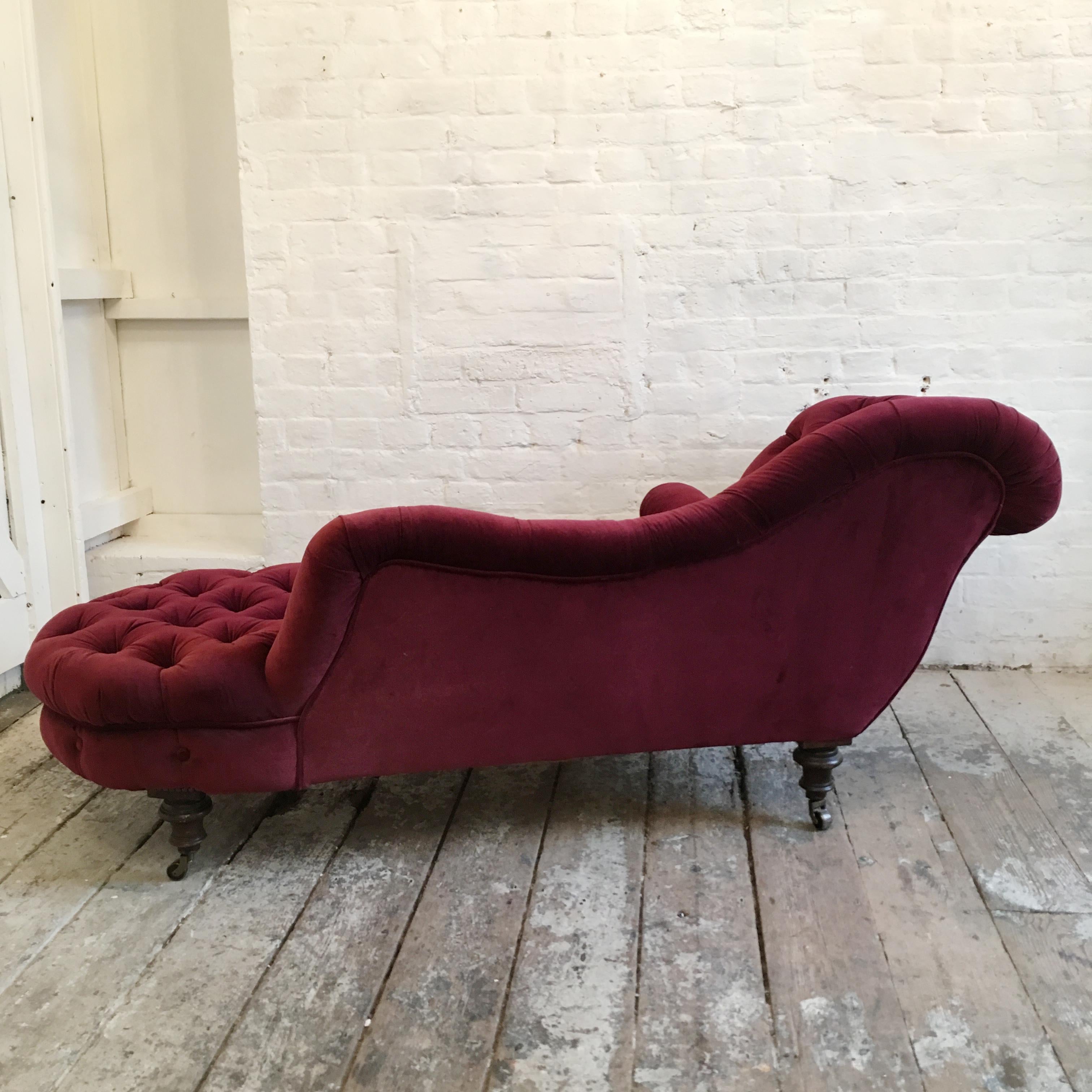 Victorian Buttoned Velvet Chaise Longue In Good Condition In Hastings, GB