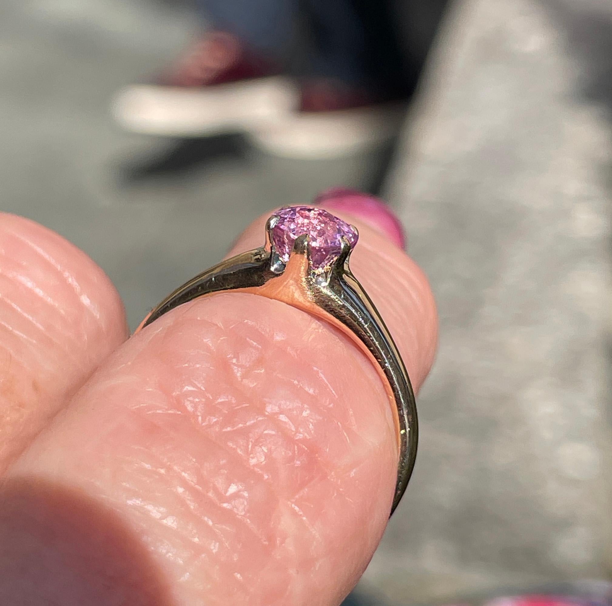 Victorian C. 1890s Antique GIA 1.09ct Pink Sapphire Solitaire 9K Rose Gold Ring For Sale 7