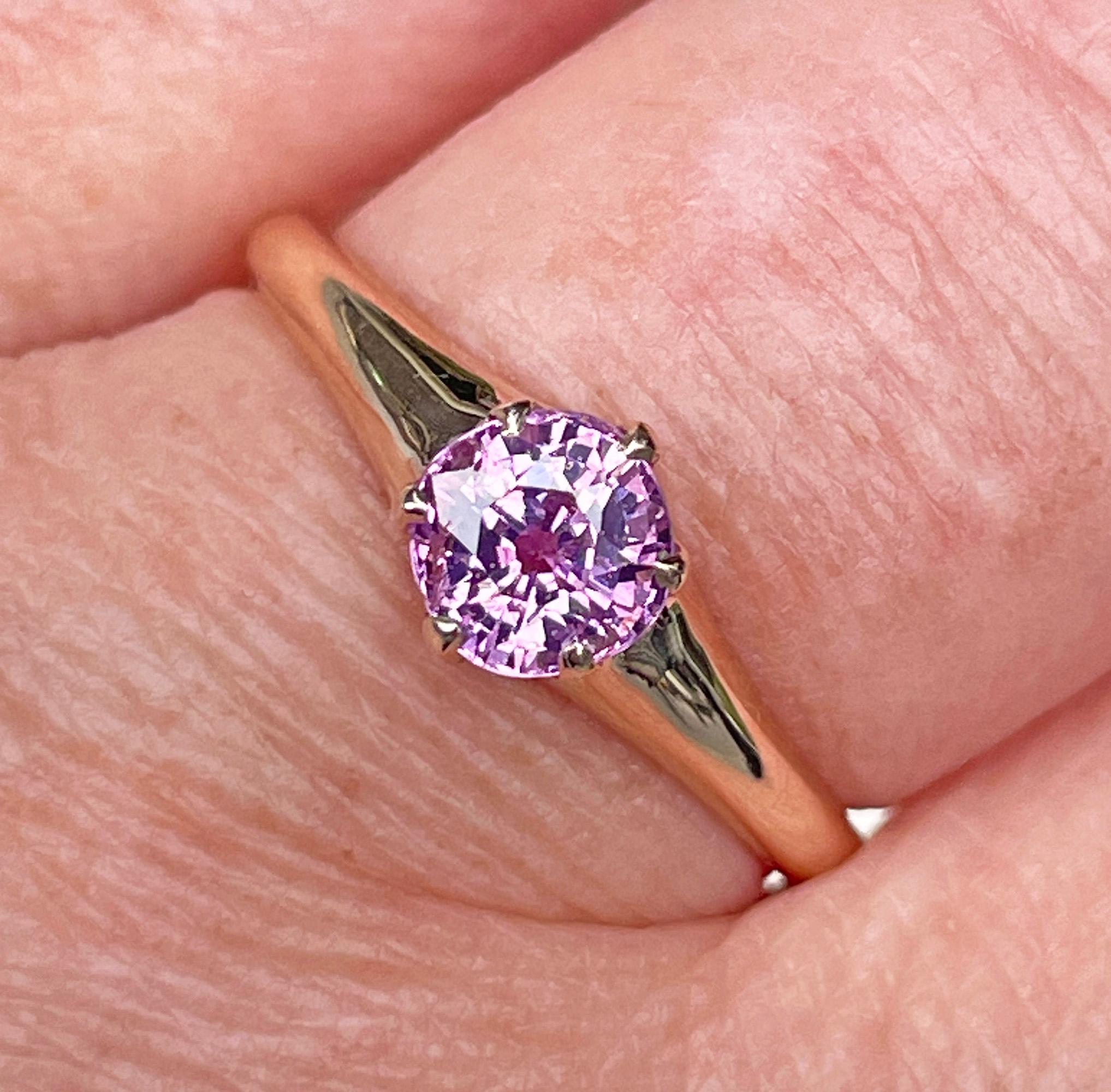Victorian C. 1890s Antique GIA 1.09ct Pink Sapphire Solitaire 9K Rose Gold Ring For Sale 11