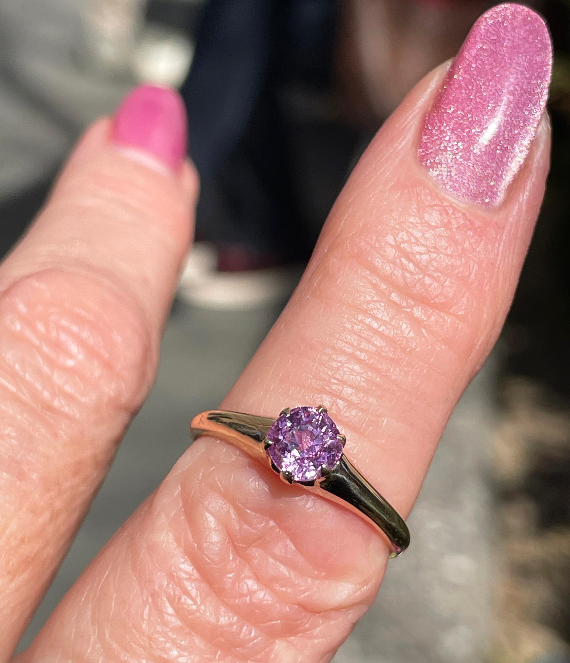 Victorian C. 1890s Antique GIA 1.09ct Pink Sapphire Solitaire 9K Rose Gold Ring For Sale 13