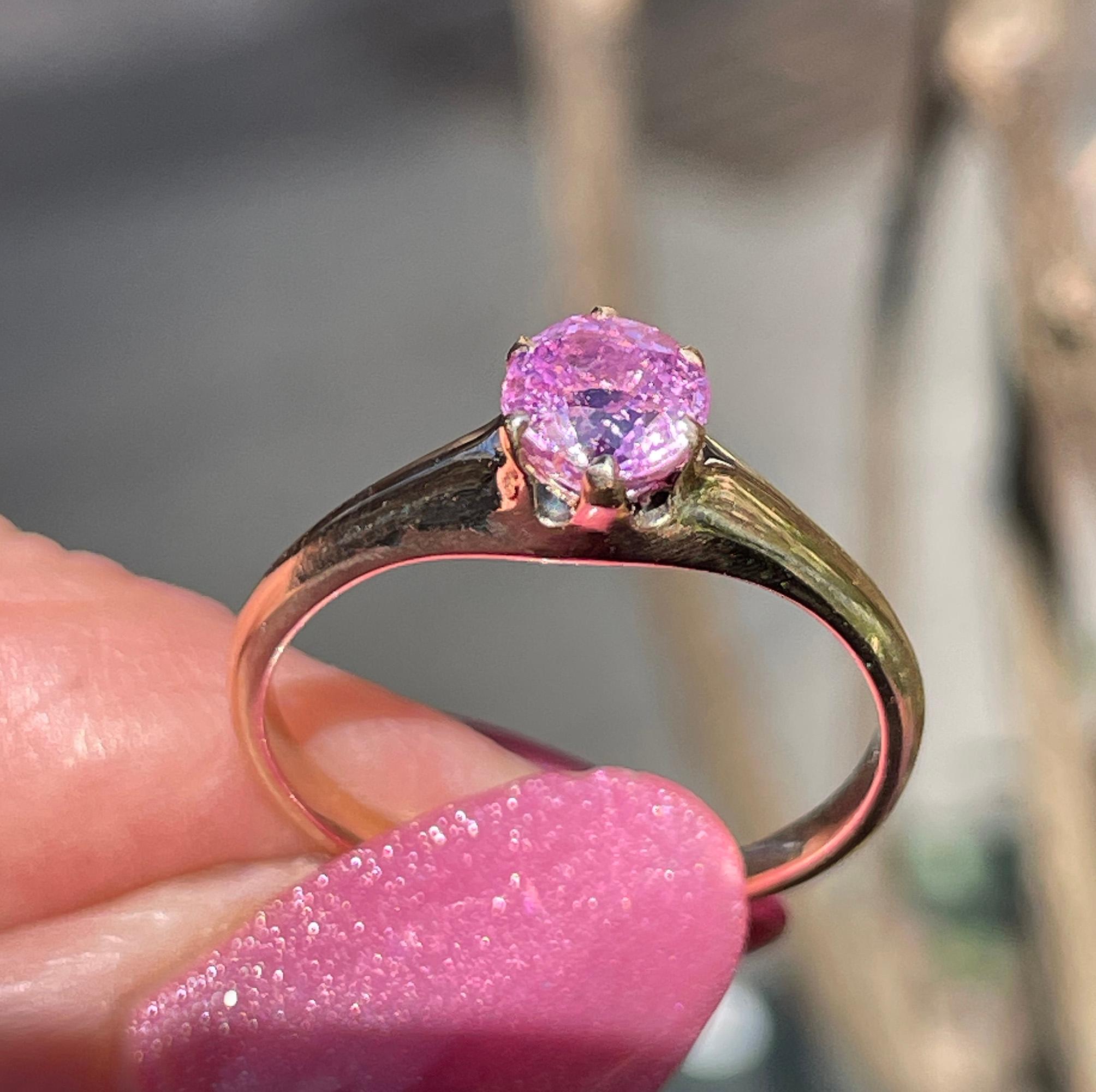 Victorian C. 1890s Antique GIA 1.09ct Pink Sapphire Solitaire 9K Rose Gold Ring For Sale 15