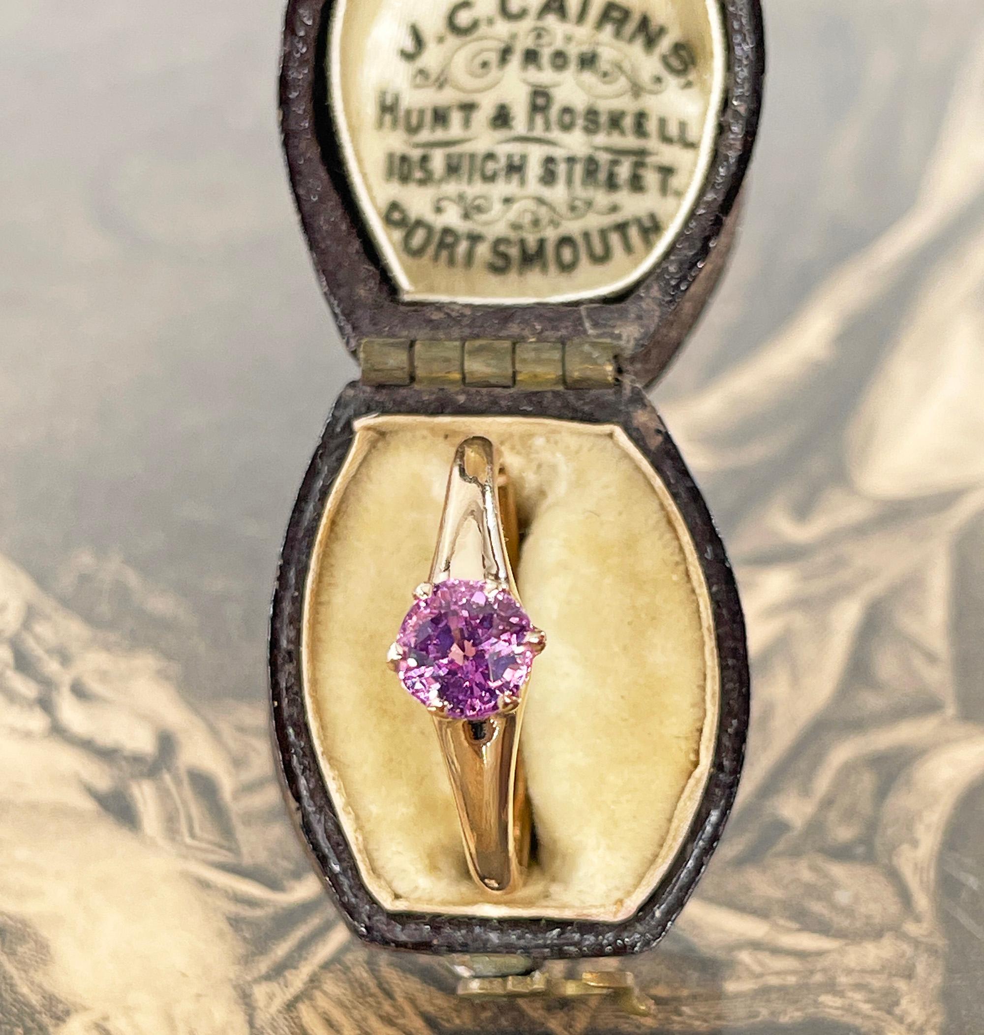Victorian C. 1890s Antique GIA 1.09ct Pink Sapphire Solitaire 9K Rose Gold Ring For Sale 1