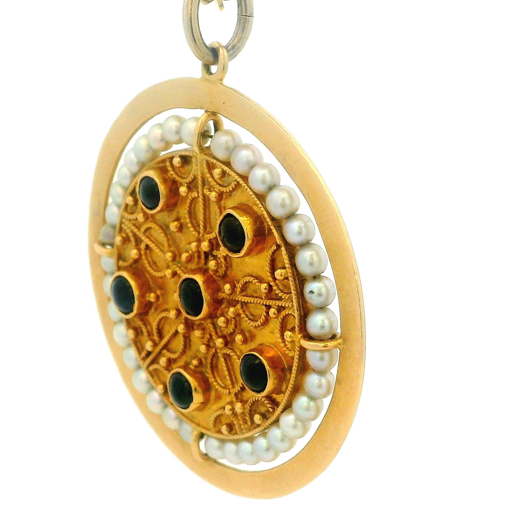 Pendentif victorien en or A.I.C. 1880 avec saphirs cabochons et halo de perles en vente 6