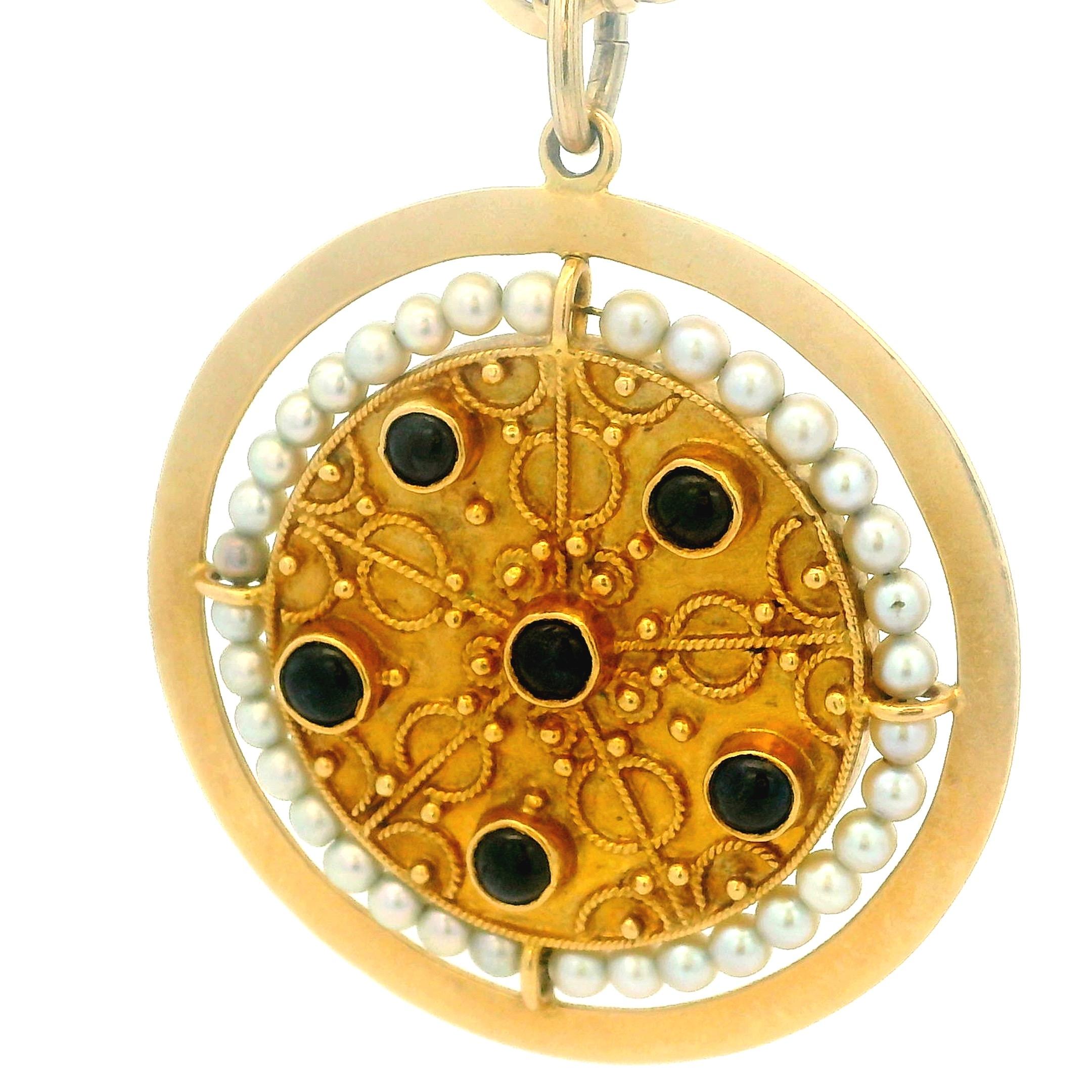 Pendentif victorien en or A.I.C. 1880 avec saphirs cabochons et halo de perles en vente 7