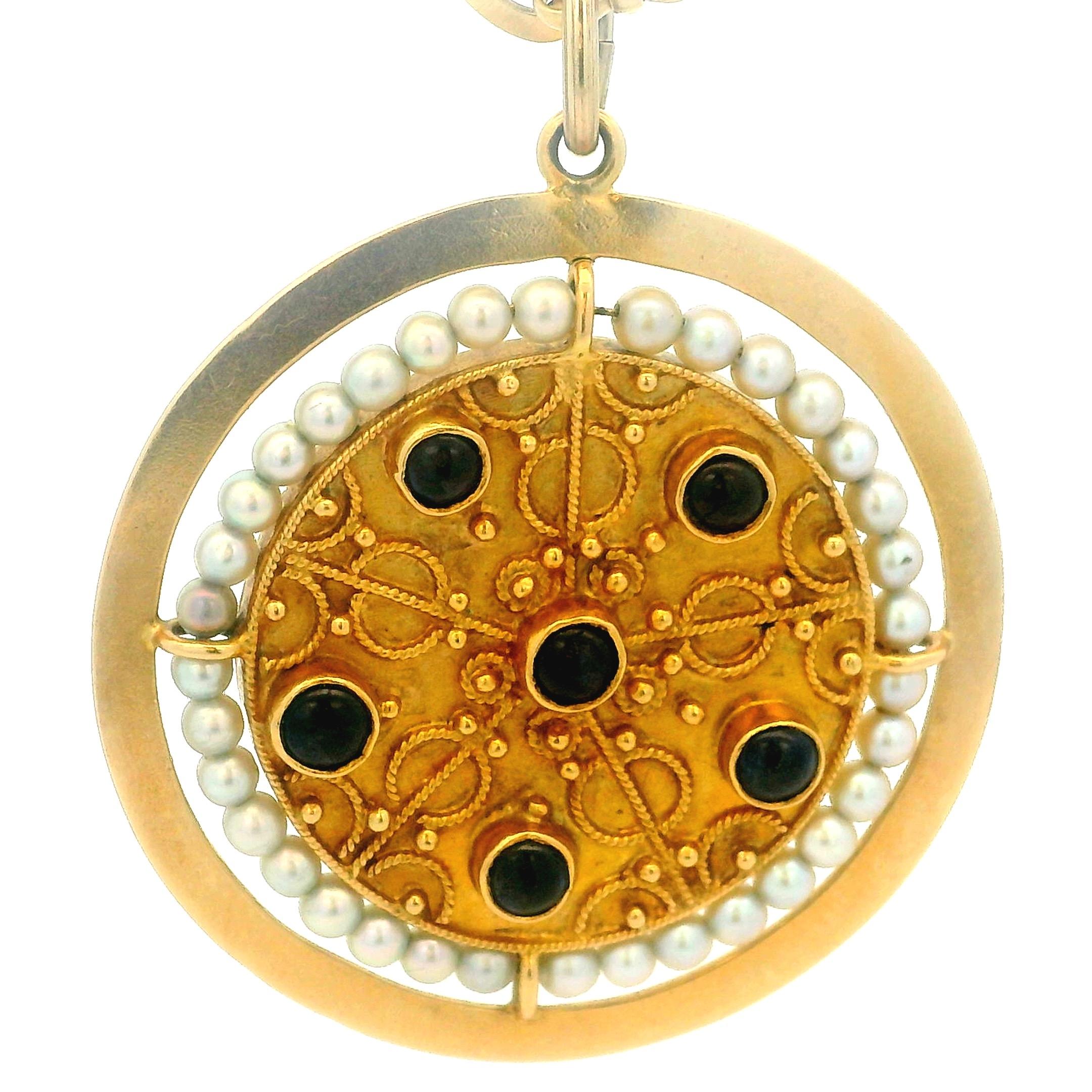 Pendentif victorien en or A.I.C. 1880 avec saphirs cabochons et halo de perles en vente 8