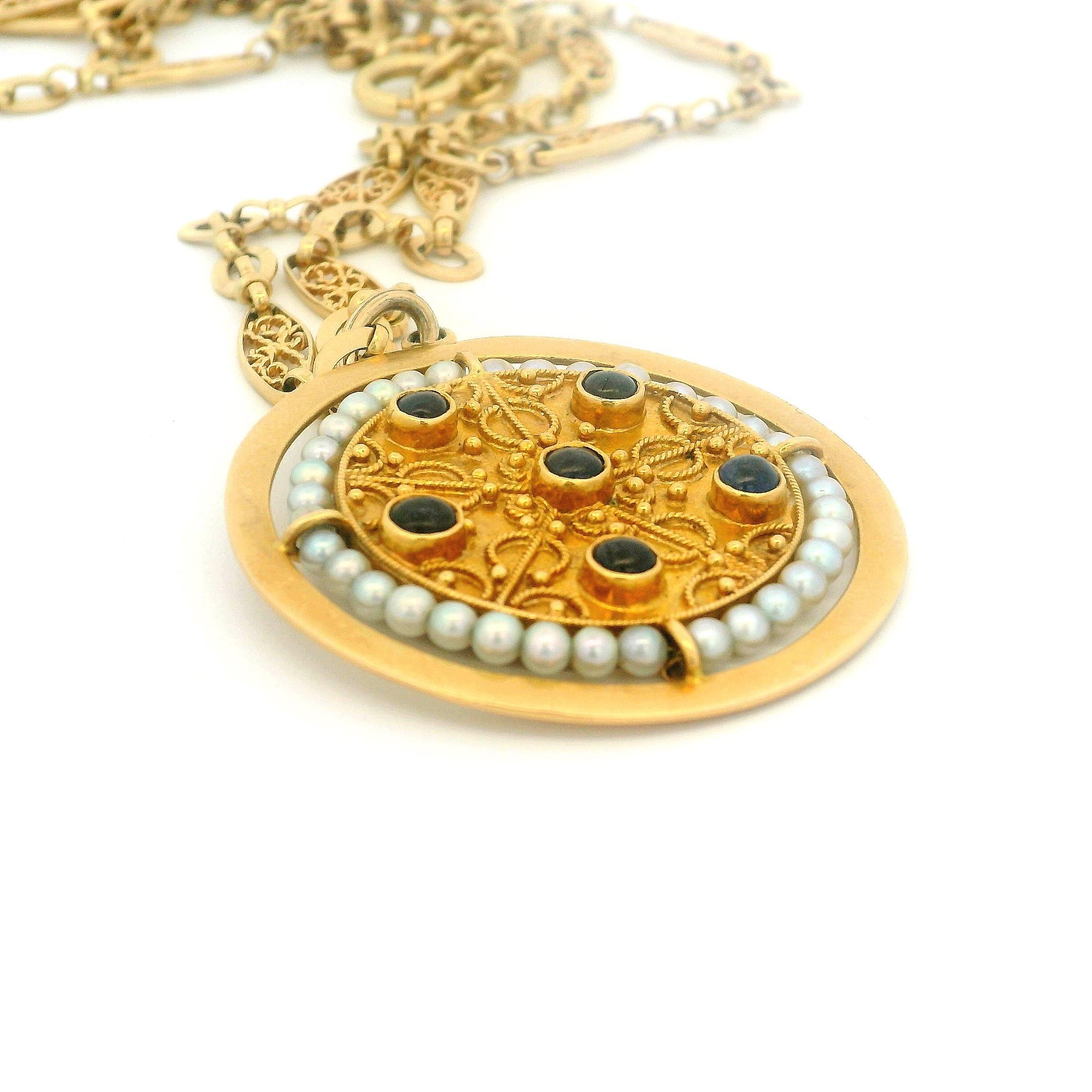 Pendentif victorien en or A.I.C. 1880 avec saphirs cabochons et halo de perles en vente 10