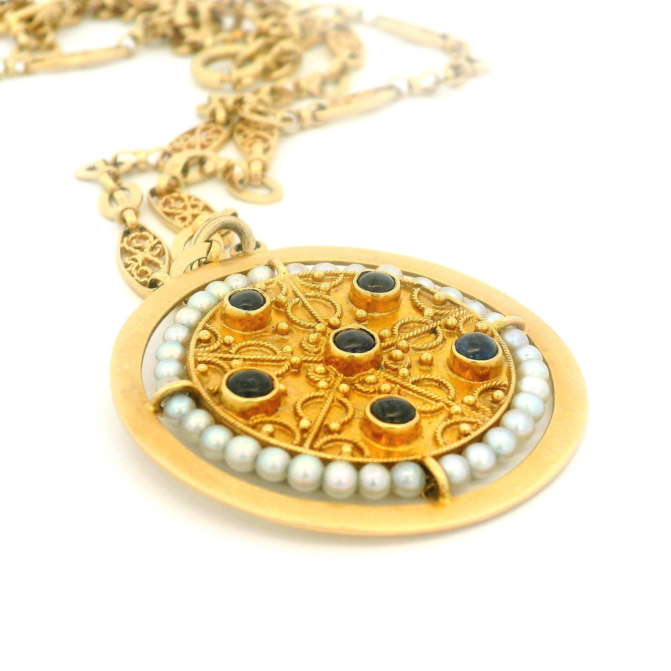 Pendentif victorien en or A.I.C. 1880 avec saphirs cabochons et halo de perles en vente 11