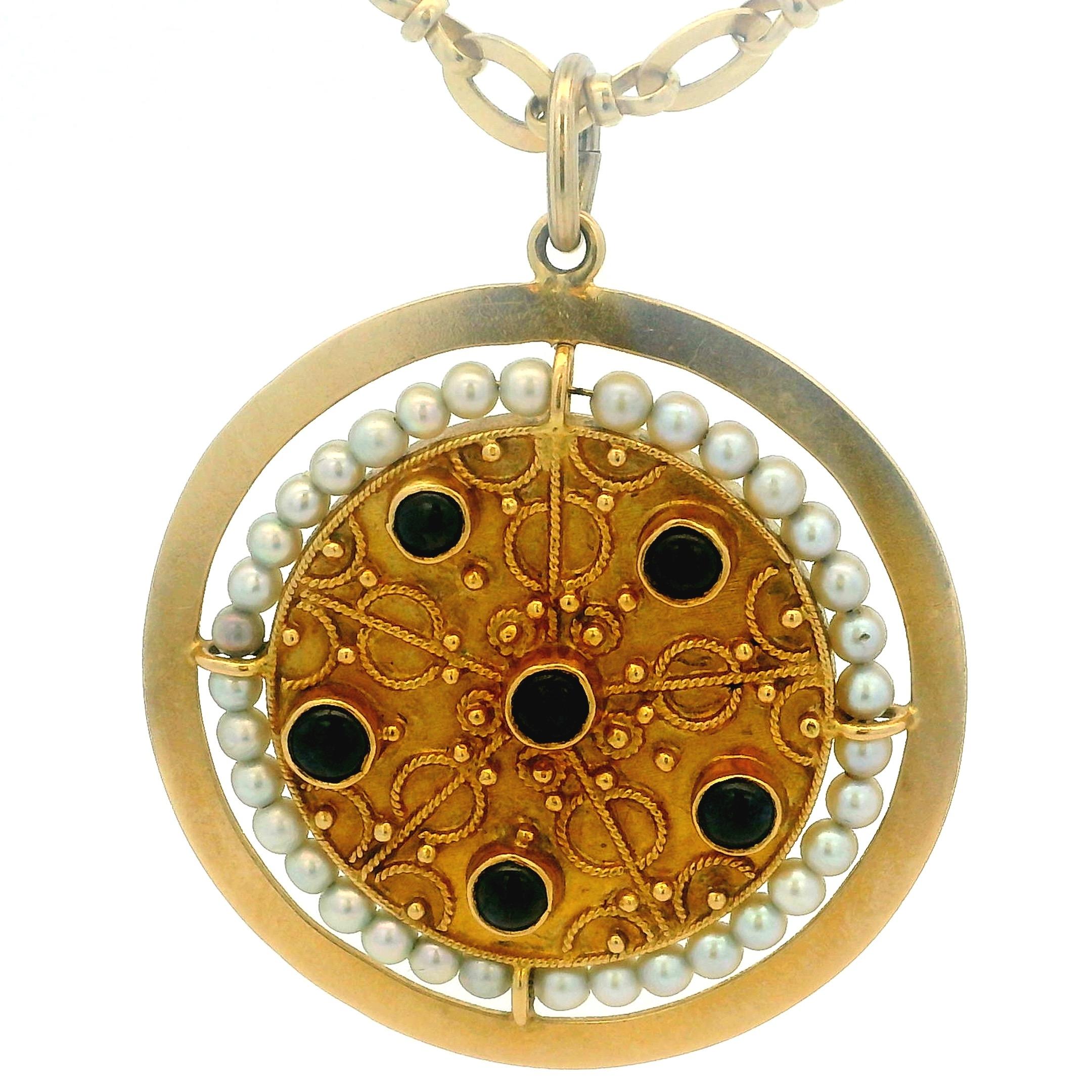 Victorien Pendentif victorien en or A.I.C. 1880 avec saphirs cabochons et halo de perles en vente