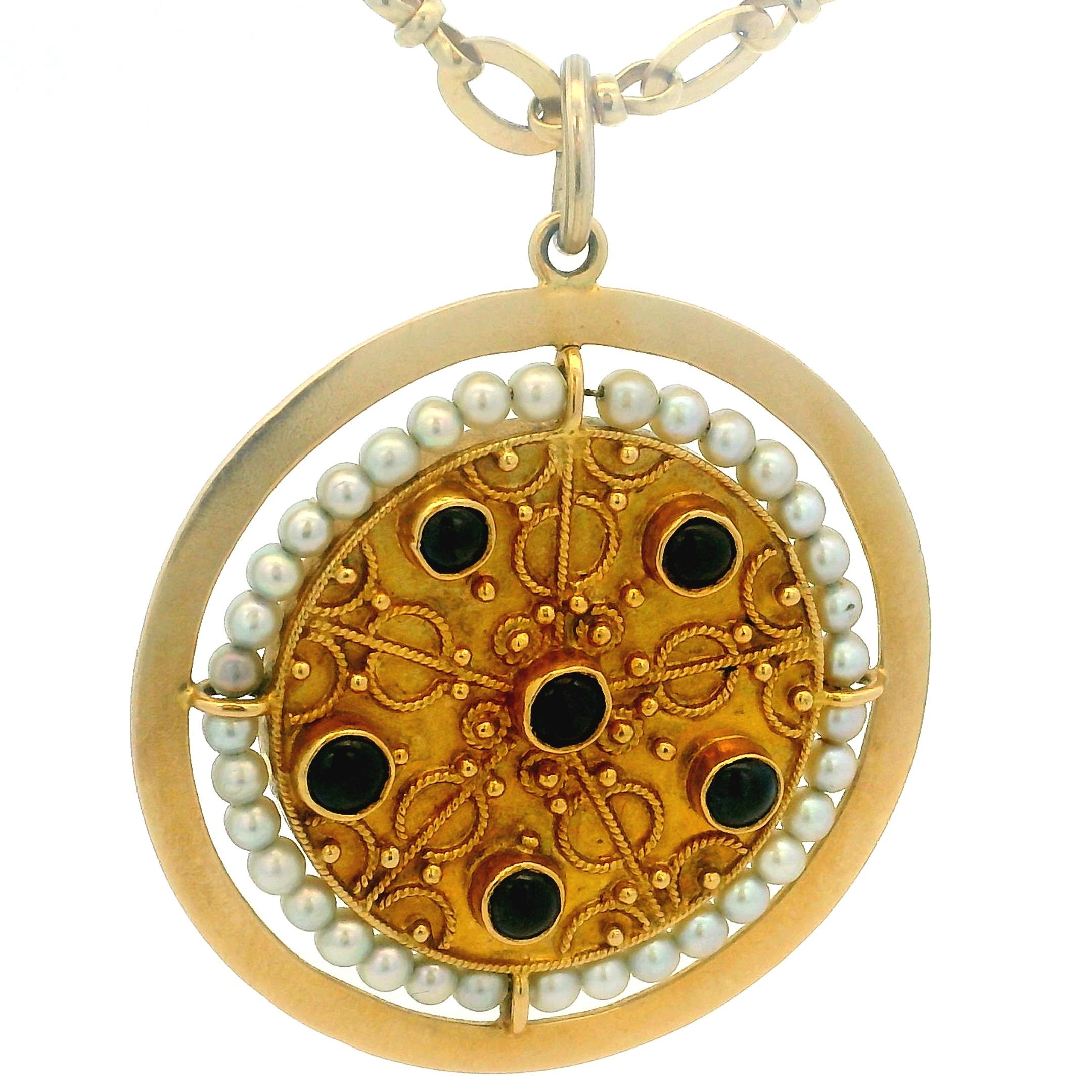 Taille cabochon Pendentif victorien en or A.I.C. 1880 avec saphirs cabochons et halo de perles en vente