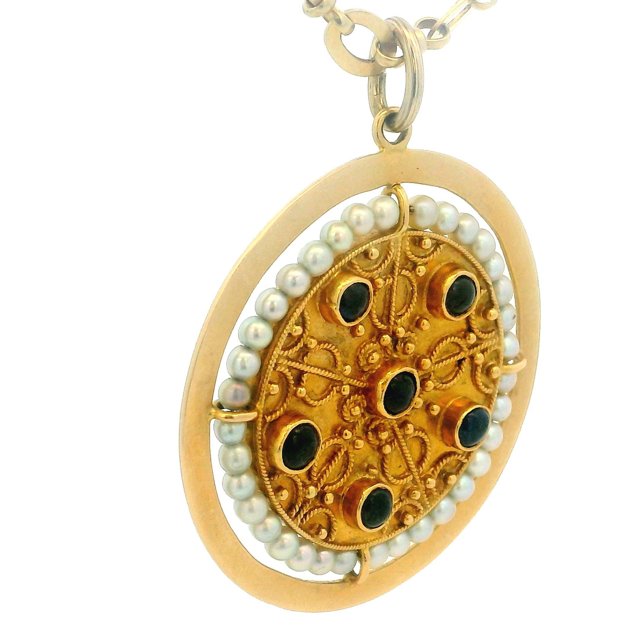 Pendentif victorien en or A.I.C. 1880 avec saphirs cabochons et halo de perles Unisexe en vente