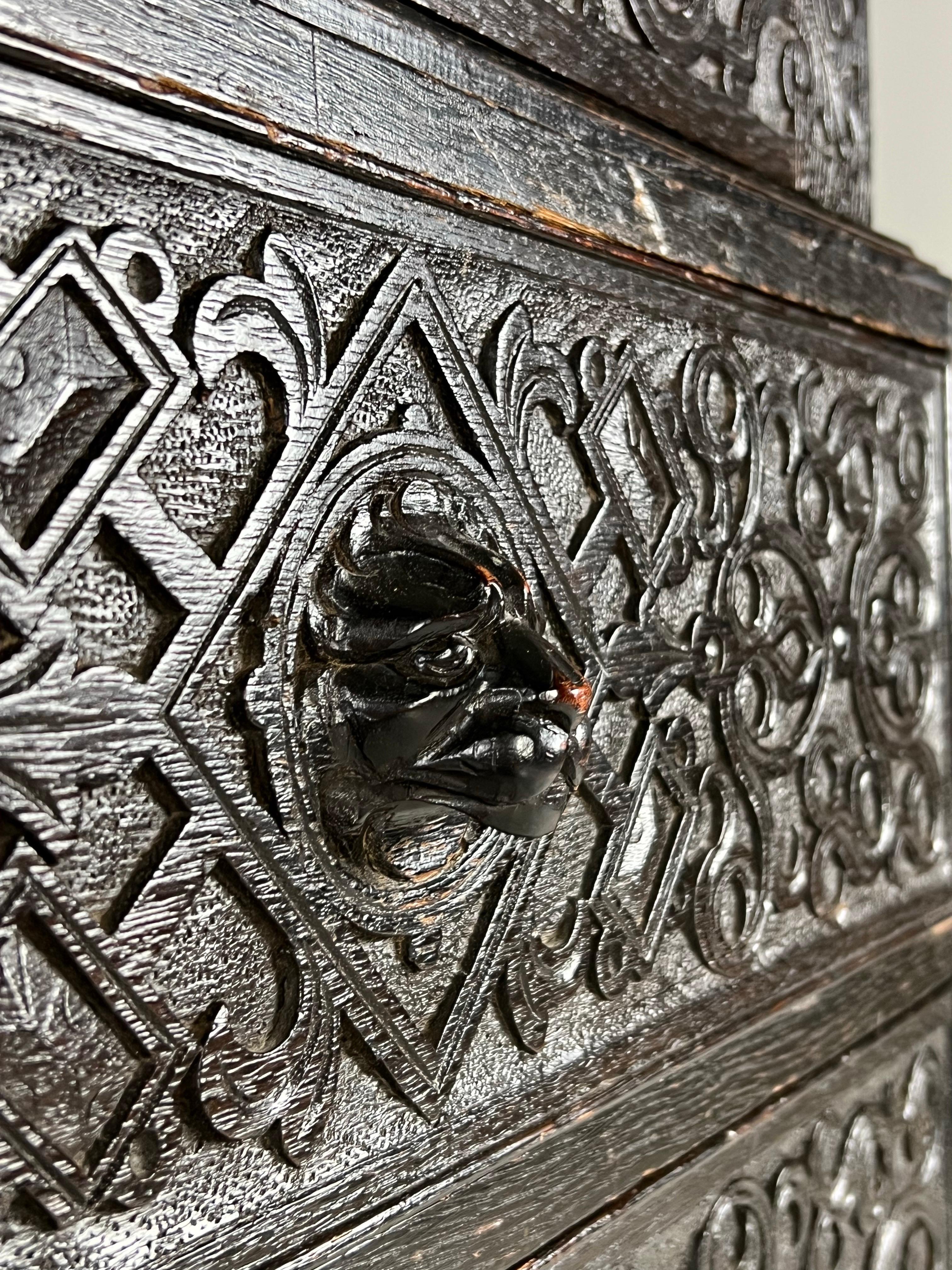 Victorian Cabinet ca. 1860 Oak Hand Carved Panels For Sale 10