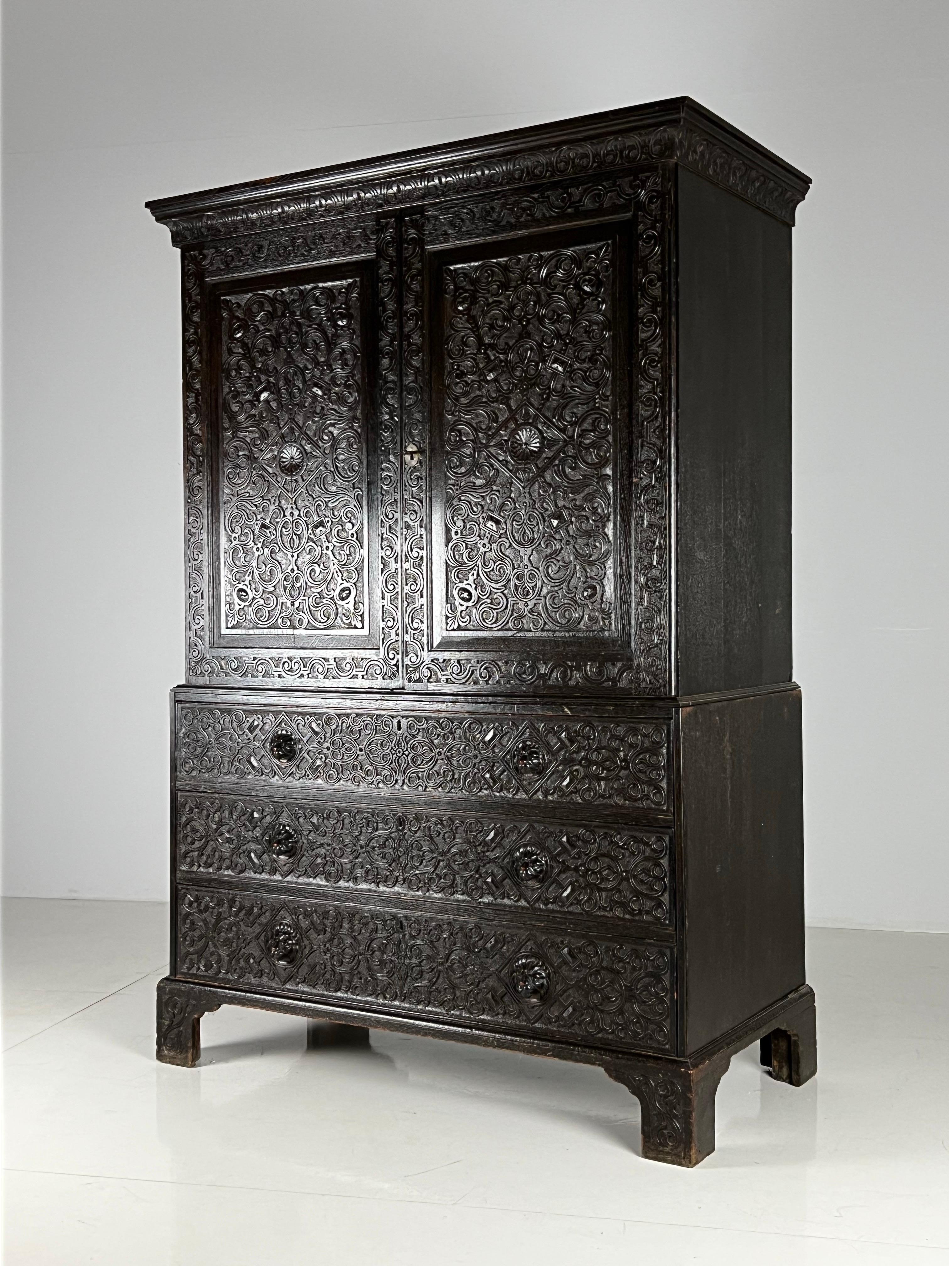Victorian Cabinet ca. 1860 Oak Hand Carved Panels For Sale 12