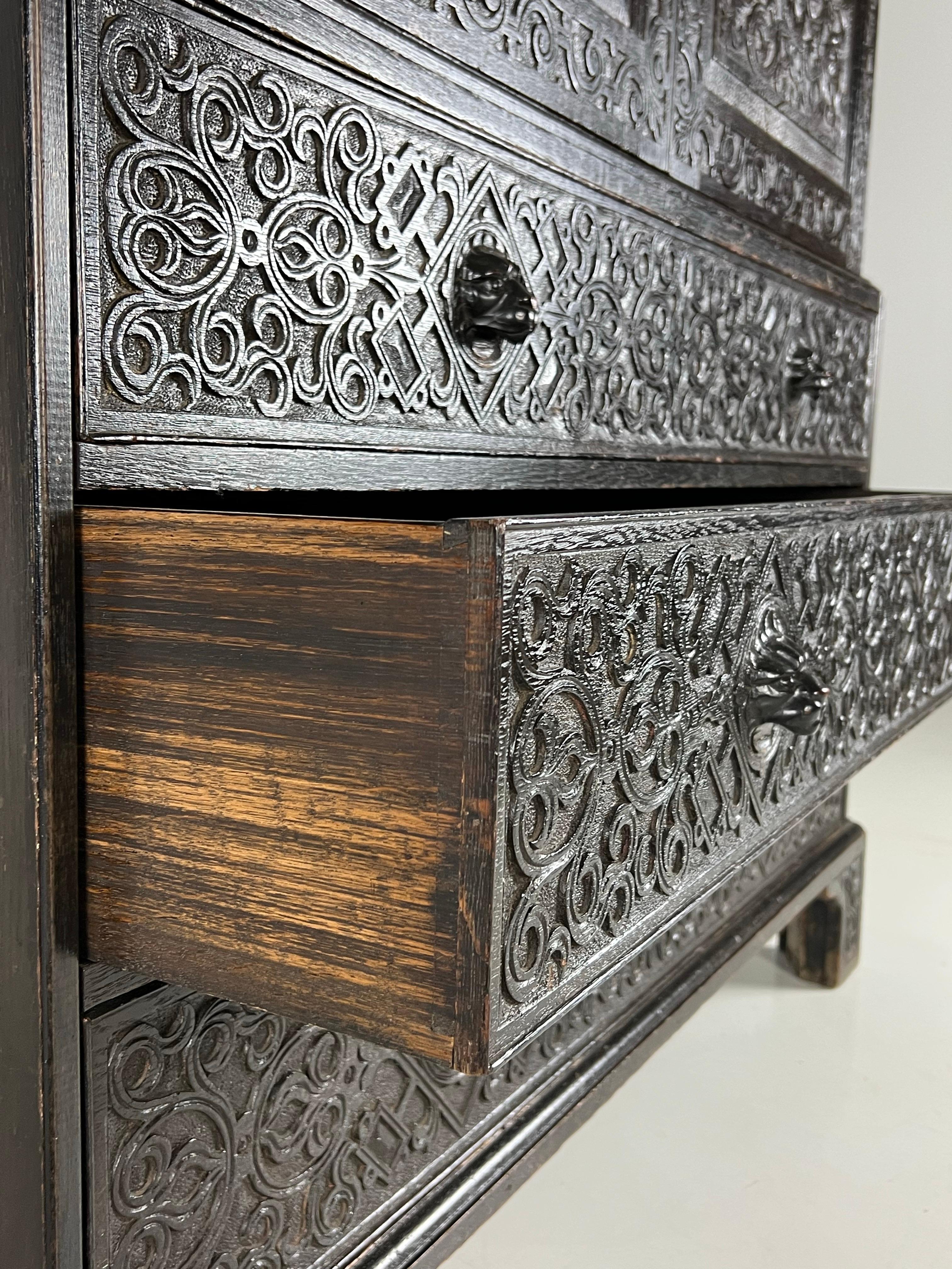 Victorian Cabinet ca. 1860 Oak Hand Carved Panels For Sale 3
