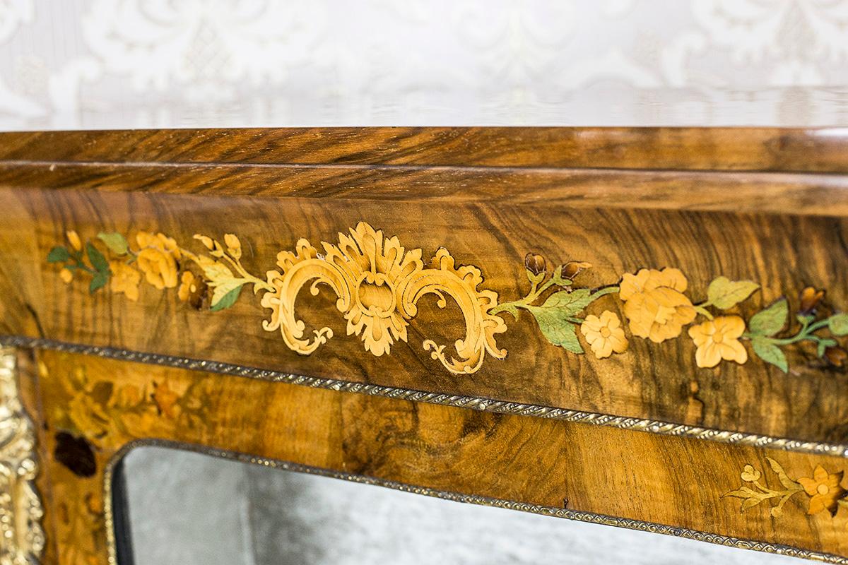 Victorian Cabinet from the 19th Century Veneered with Walnut For Sale 5