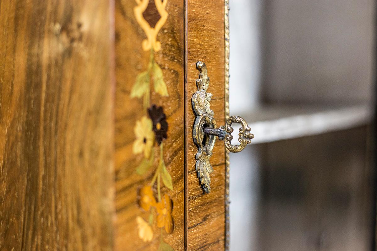 Victorian Cabinet from the 19th Century Veneered with Walnut For Sale 8