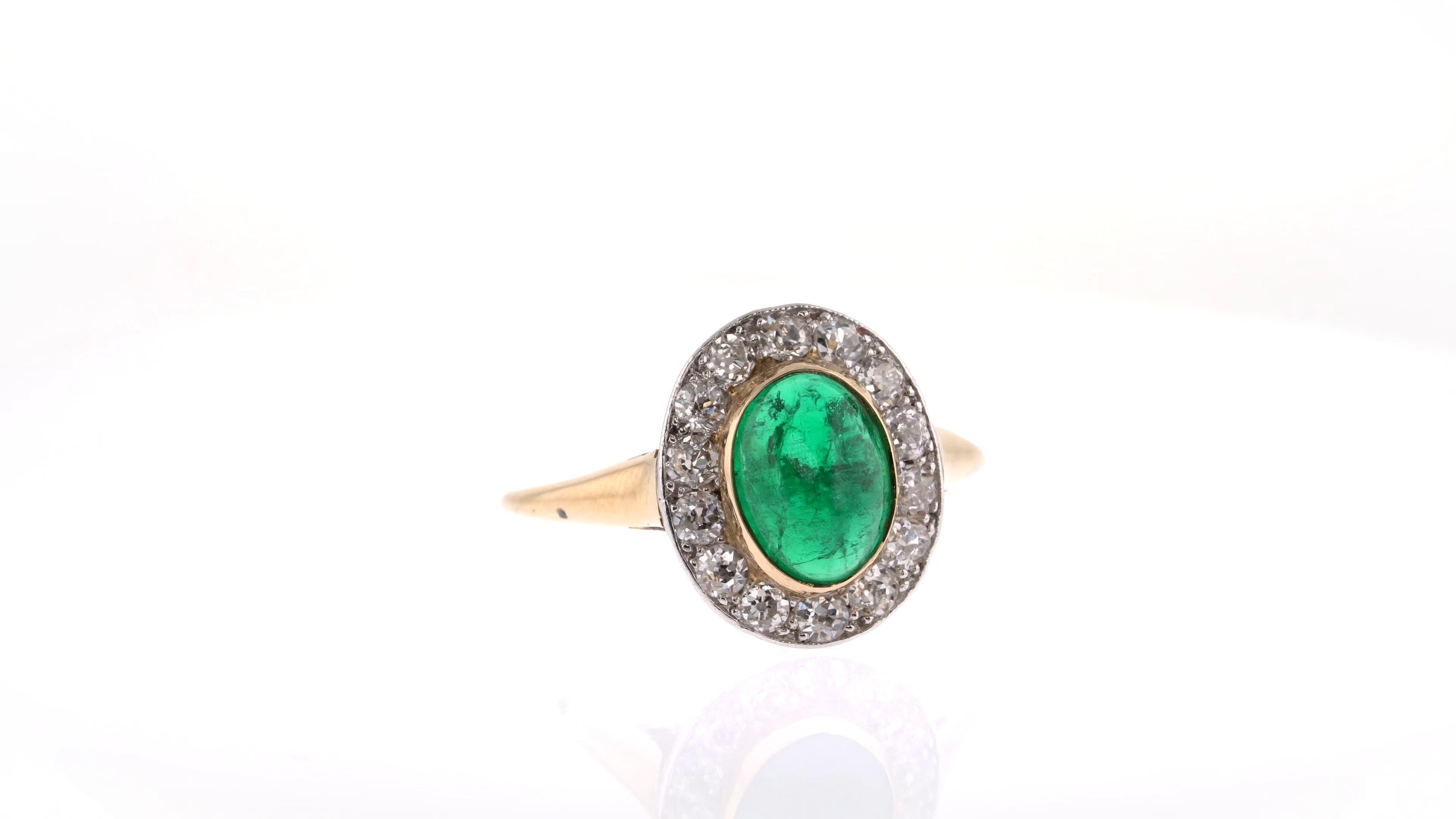 Bague victorienne en émeraude cabochon avec entourage de diamants blancs étonnants Bon état - En vente à London, GB