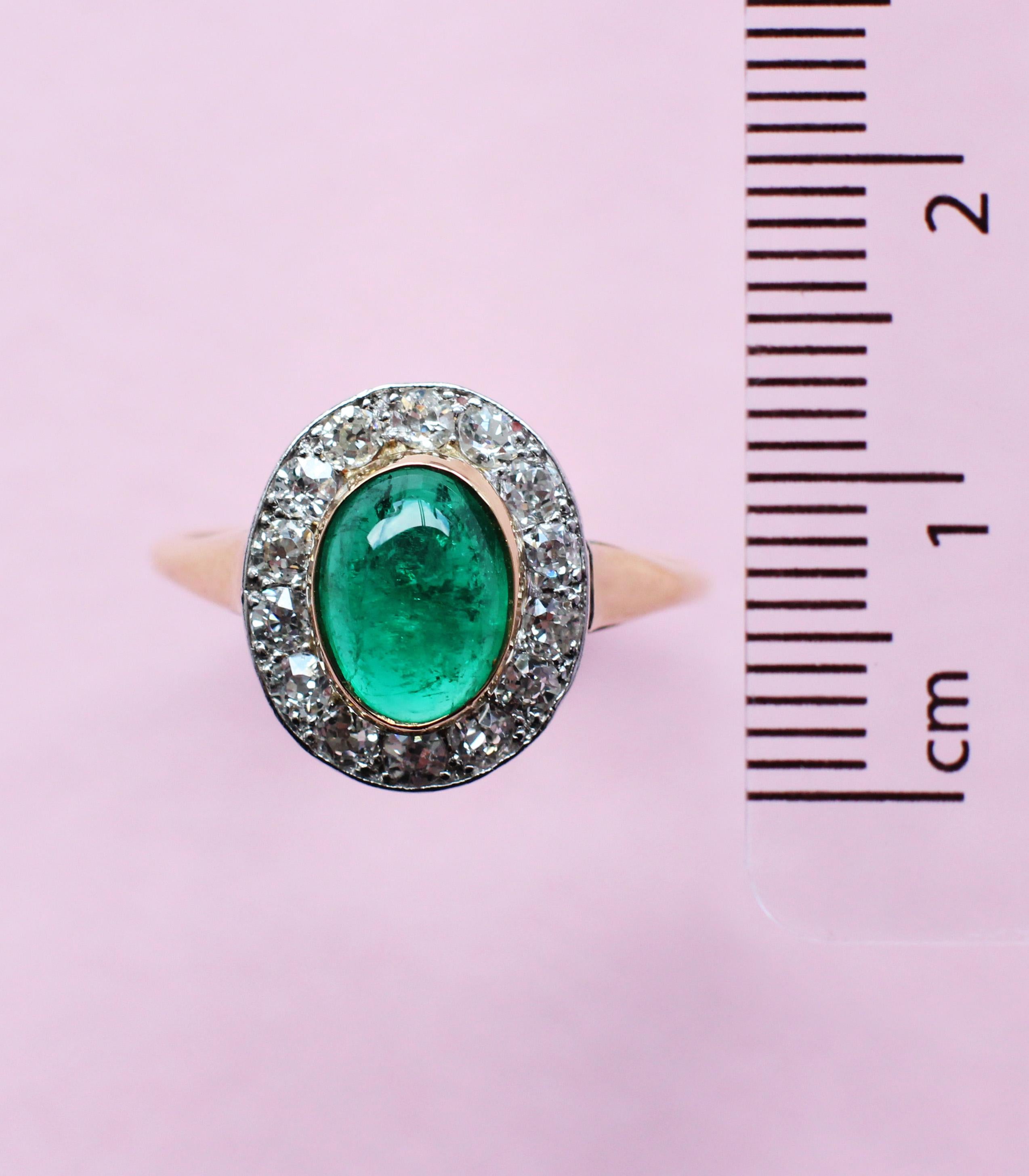 L'émeraude ovale cabochon au cœur de cette bague spectaculaire a été choisie à la main par un membre de la famille Haruni. Sa couleur verte intense est accentuée par l'éclat élégant des diamants blancs ronds de taille brillant qui l'entourent.