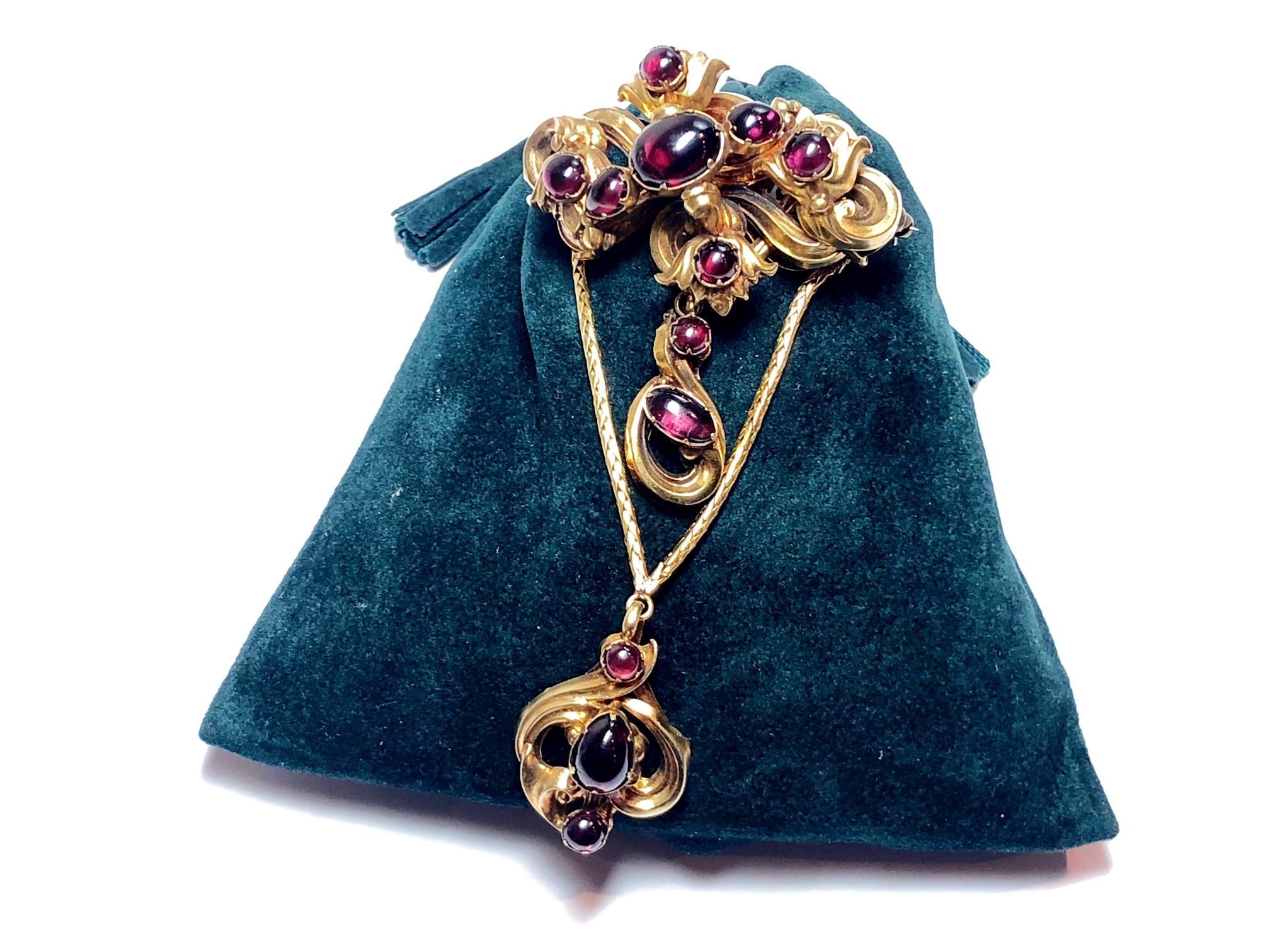 Victorian Cabochon Garnet Set Gold Brooch In Good Condition In London, GB