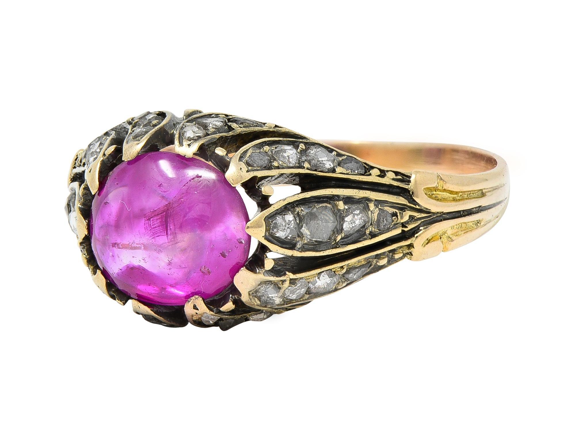 Antiker viktorianischer Cabochon Rubin Diamant 14 Karat Gelbgold Blattwerk-Ring im Angebot 1