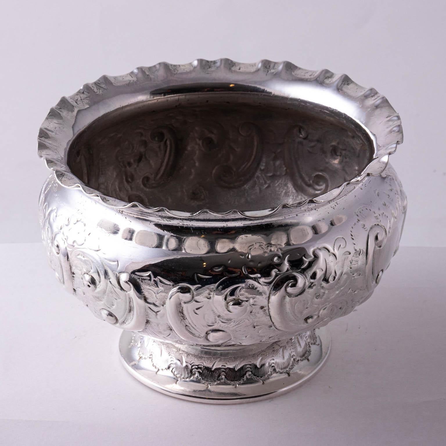 English Victorian silver plate pedestal cachepot, circa 1890s. Made in England. Please note of wear consistent with age.