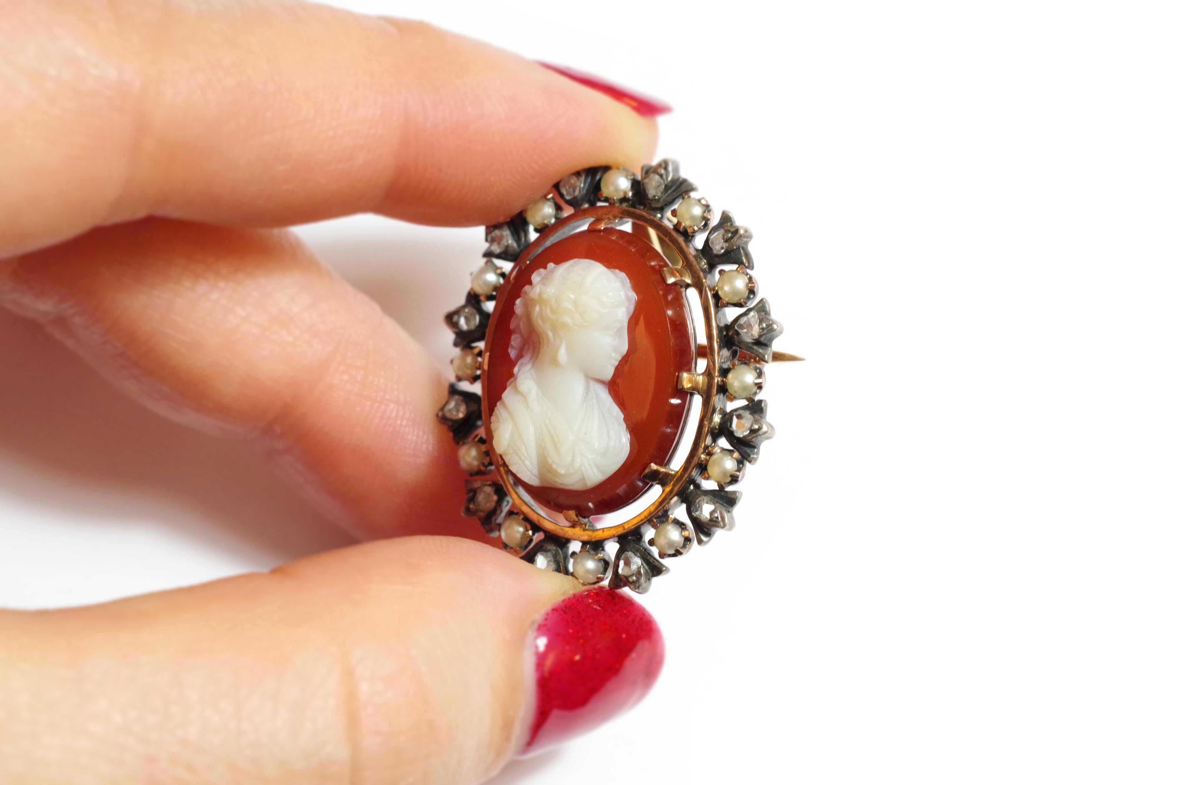 Victorian cameo agate brooch pendant in 18 karat gold, the setting of diamonds is silver. 

The cameo is in agate with two layers (brown and white), it adorns the center of the jewel. On it is carved on high-relief a woman in profile richly adorned
