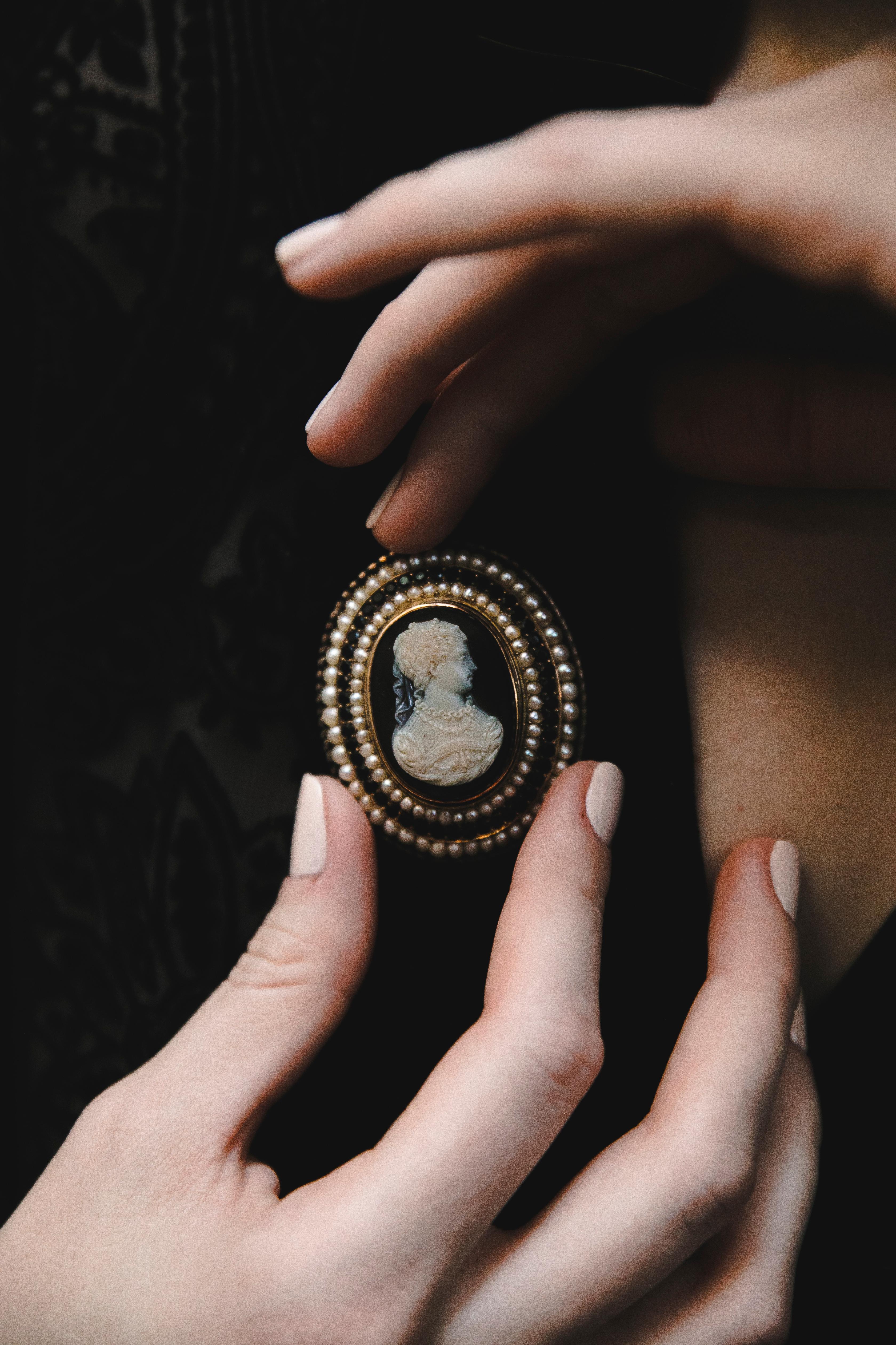 Antike viktorianische Achat- und Perlensamen, Granat-Gelbgold-Kamee-Brosche 1860
Äußerst zarte und feine Arbeit, die eine Dame der High Society mit Perlen und Seidenkleid darstellt. 
Die Brosche ist in aufsteigenden Stufen angeordnet, die ovale
