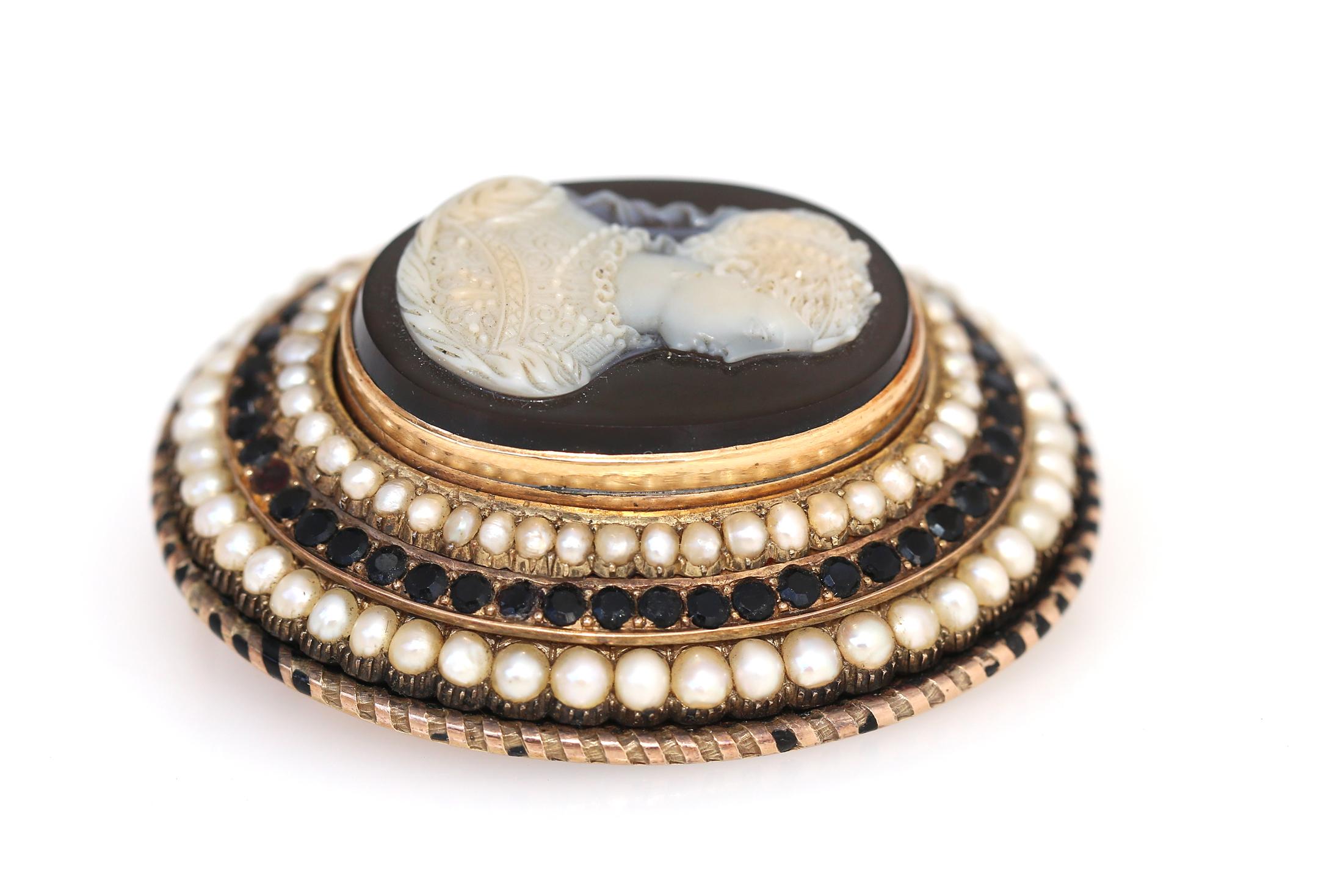 Victorian Cameo Agate Pearl Garnet Yellow Gold  Brooch, 1860 In Good Condition For Sale In Herzelia, Tel Aviv