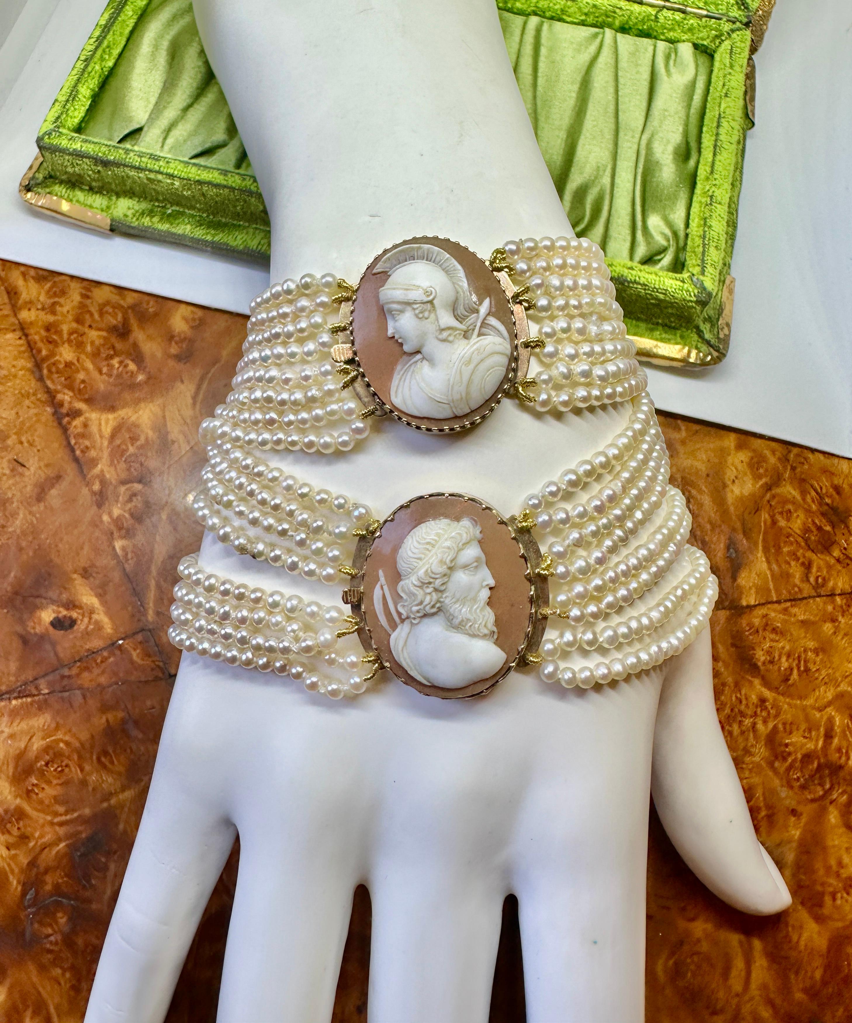 Offrez-vous une paire de bracelets en or 10 carats à perles camées anciennes de qualité muséale, datant de la période victorienne, avec de magnifiques camées de Zeus et d'Athéna sculptés à la main et de la plus haute qualité.
Les images de Zeus et