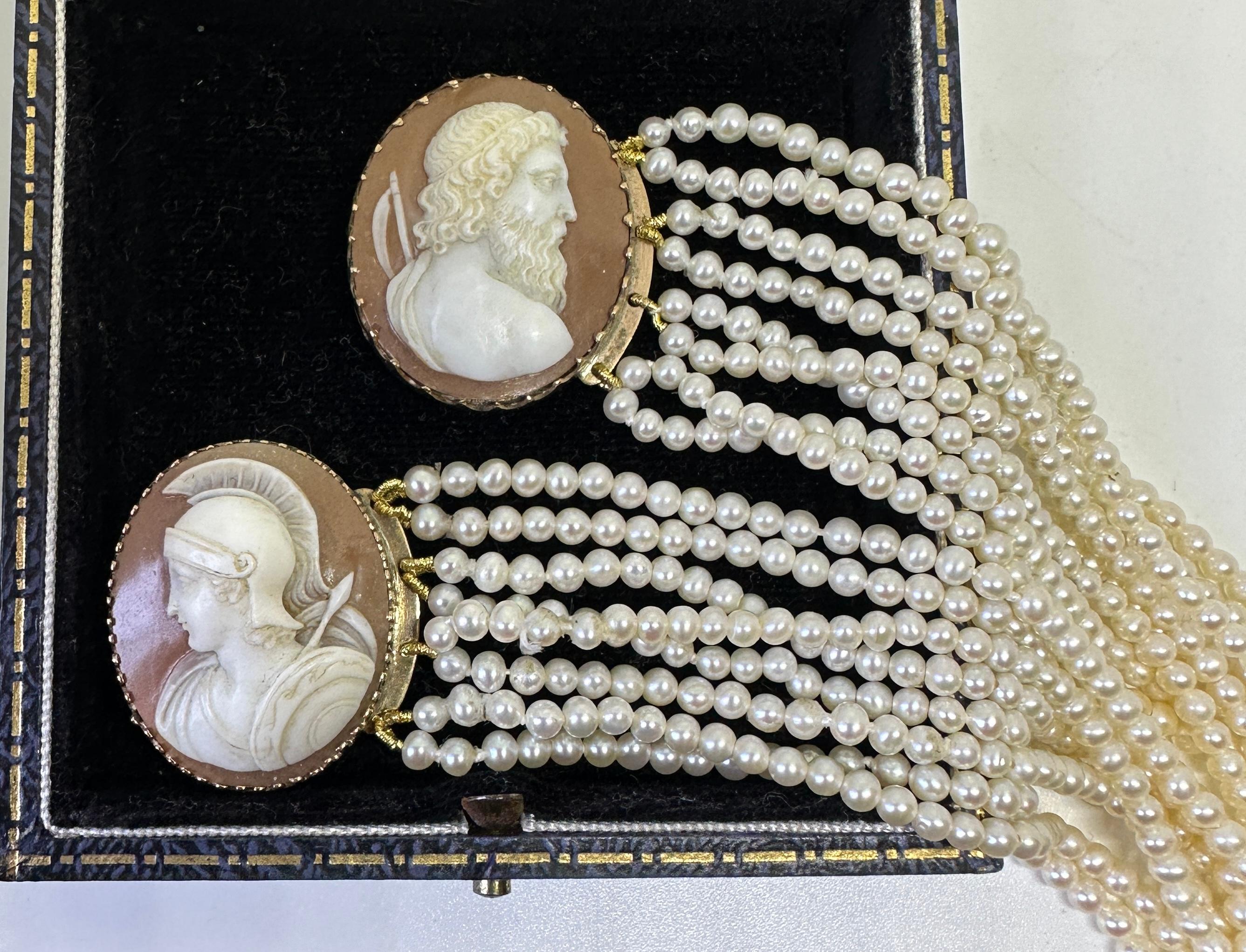 Bracelets Victoriens en Camée Or Perle Zeus Athéna Déesse Néoclassique Circa 1860 Pour femmes en vente