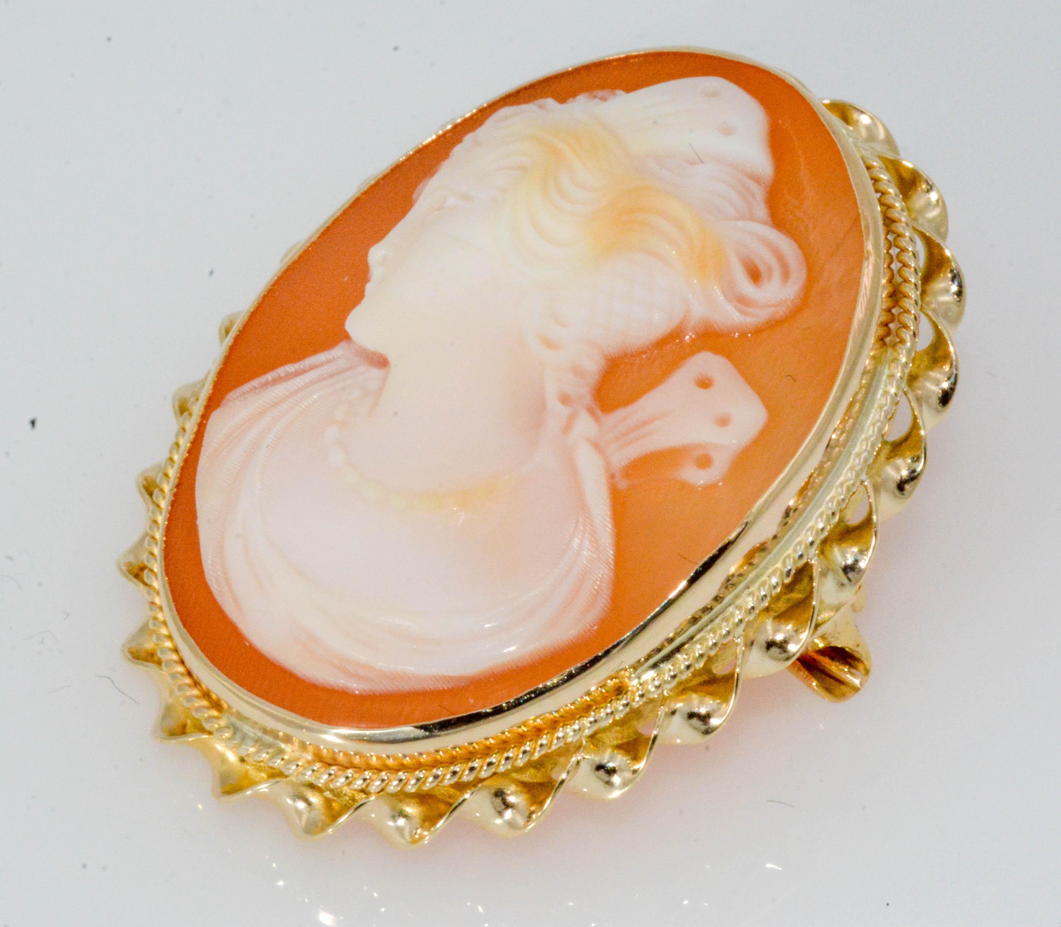 Women's or Men's Victorian Cameo Brooch 10 Karat Yellow Gold