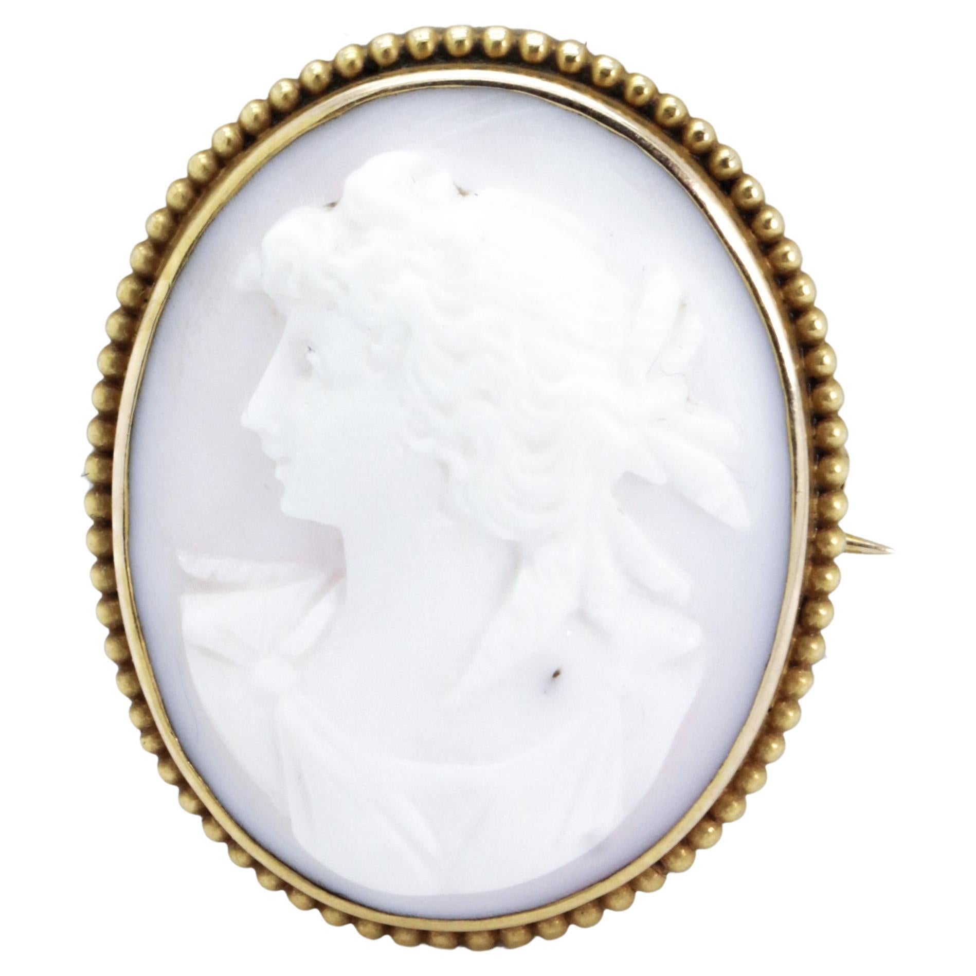 Broche camée victorienne, sculpture complexe représentant une femme avec de longues serrures bouclées