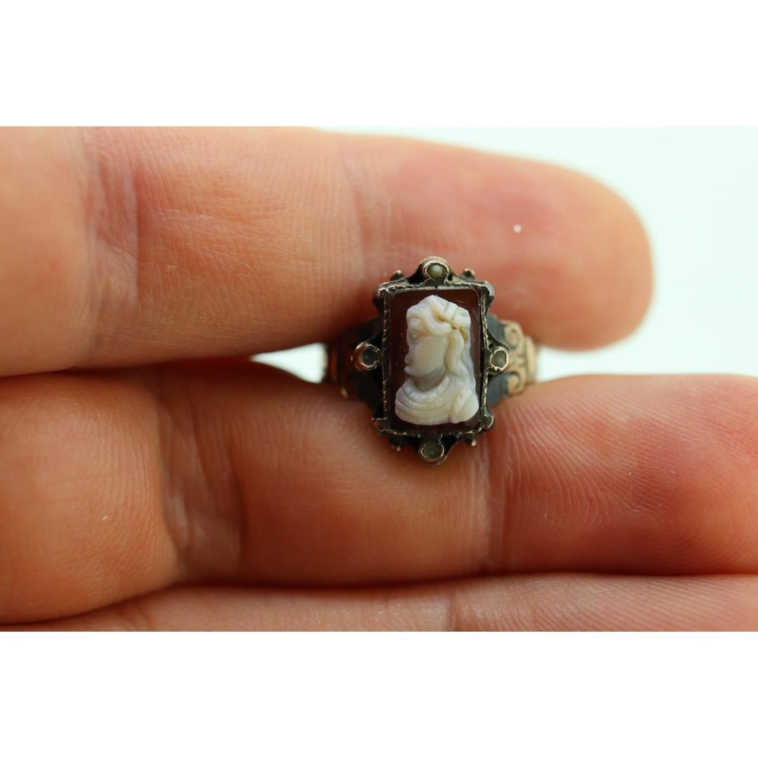 Women's Victorian Cameo carved shell 10k signet ring. Antique 10k Rose gold Signet ring For Sale
